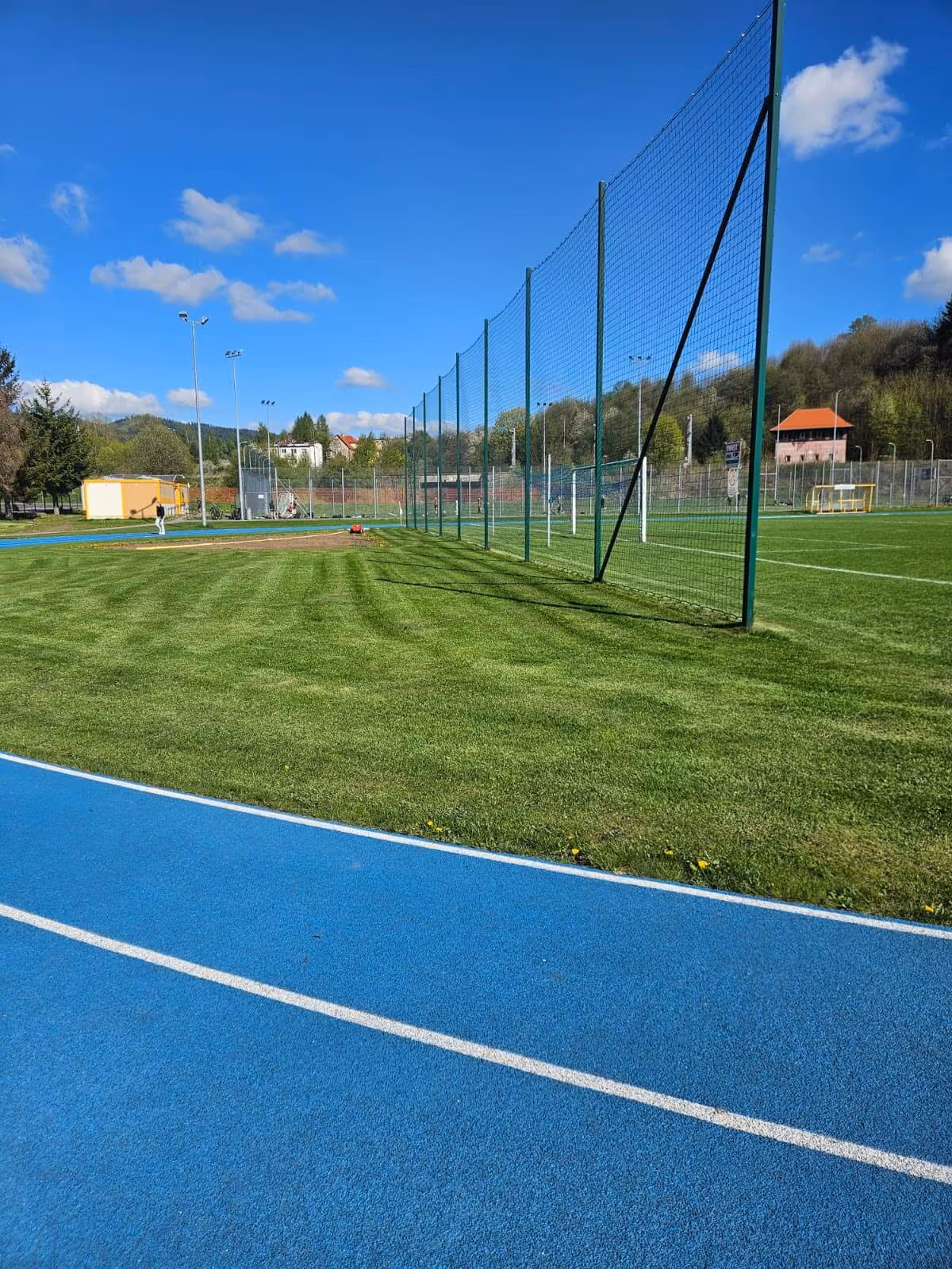 Ogrodzenie obiektu sportowego z siatką ocynkowaną - Orlik Mieroszów