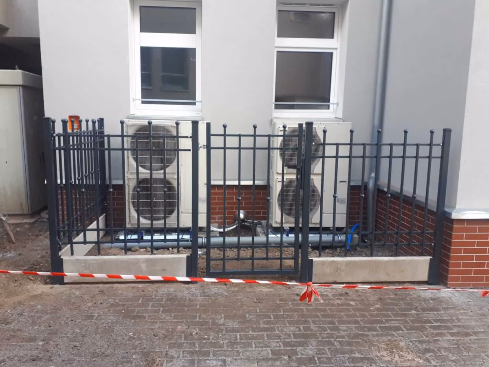 Stylowa zabudowa ochronna pomp 01