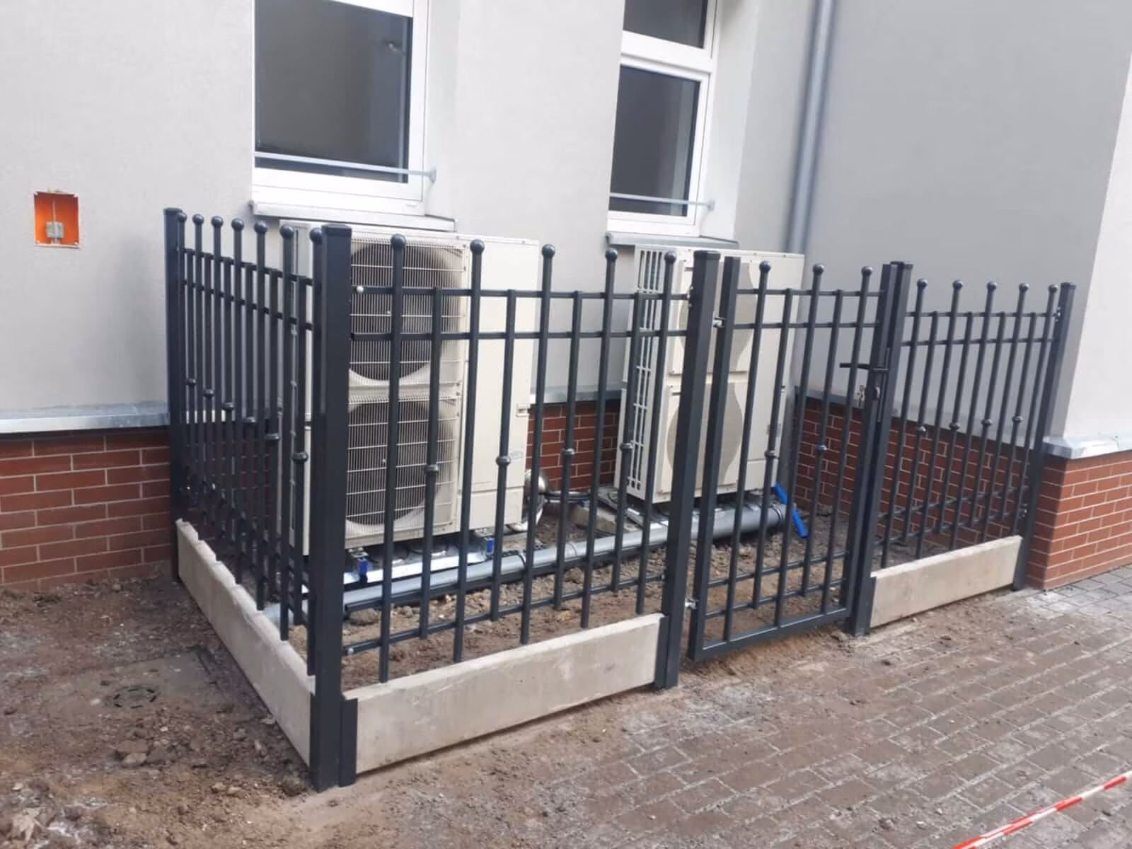 Stylowa zabudowa ochronna pomp 02