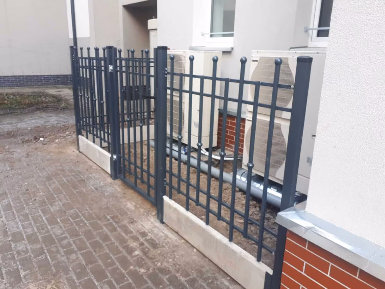 Stylowa zabudowa ochronna pomp 03