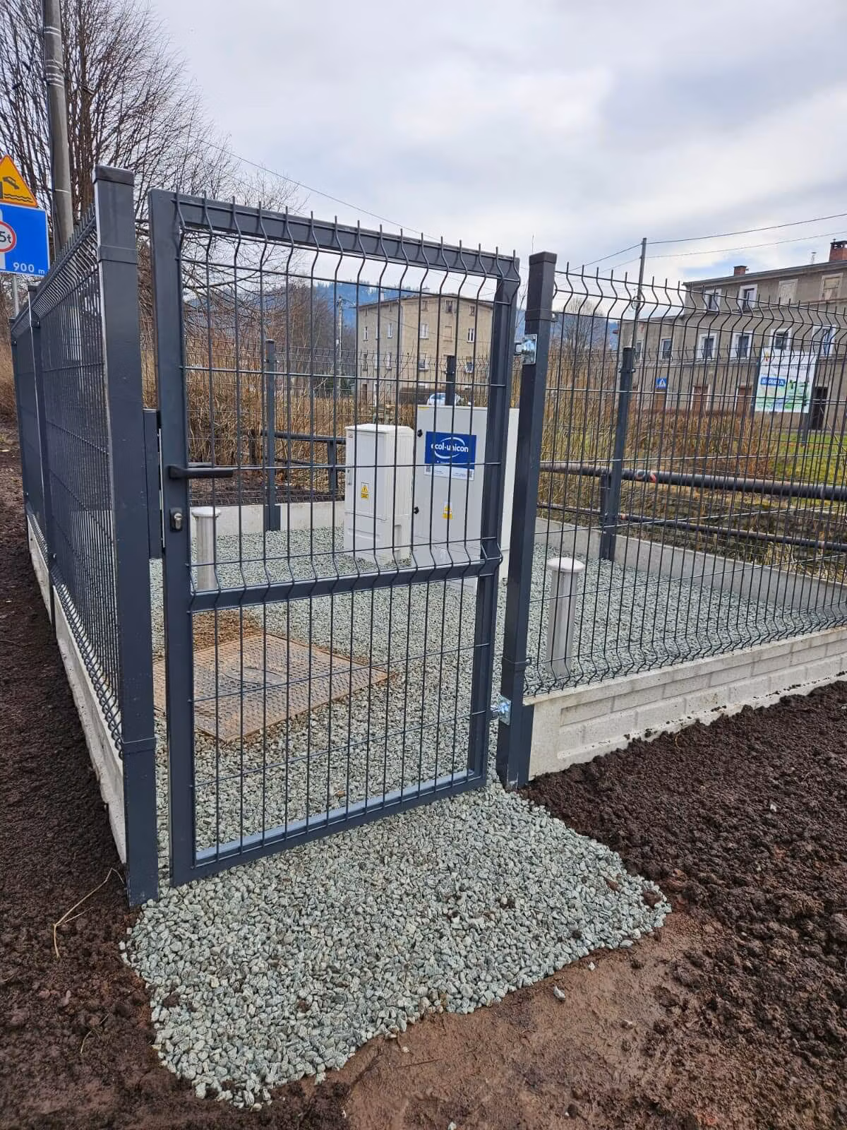 Funkcjonalne ogrodzenie przemyslowe z paneli 3D realizacja Mieroszow 02