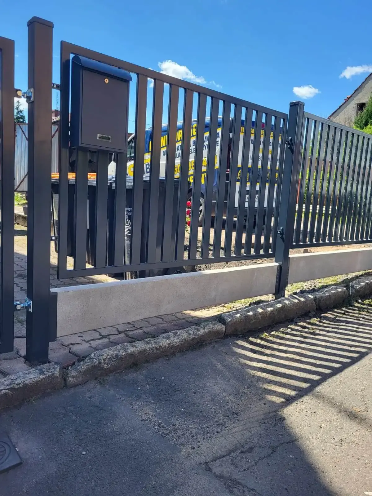 Ogrodzenie frontowe z profili pionowych 60x20 mieroszow 07