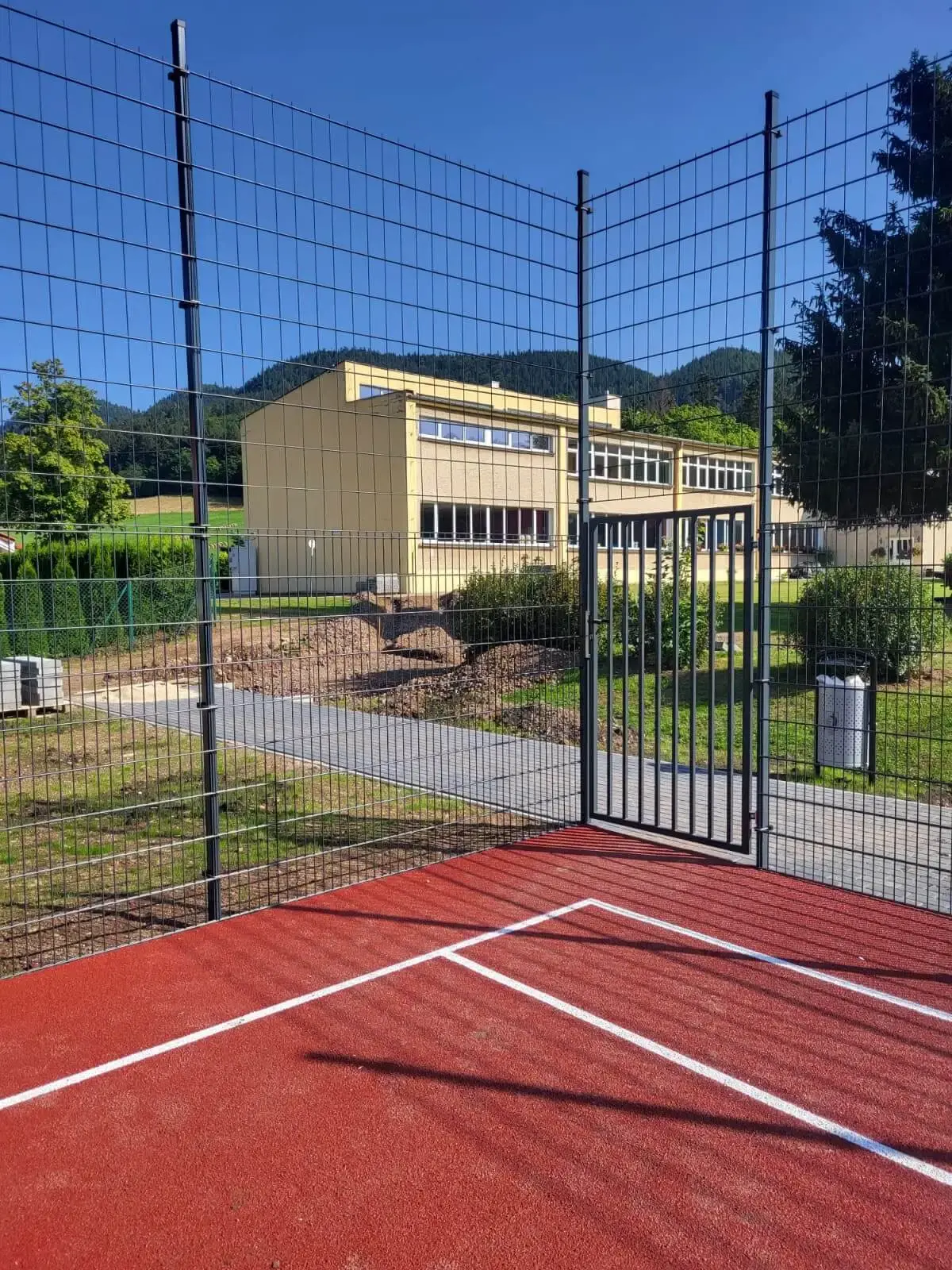 Ogrodzenie obiektow sportowych Sokolowsko i Mieroszow 01