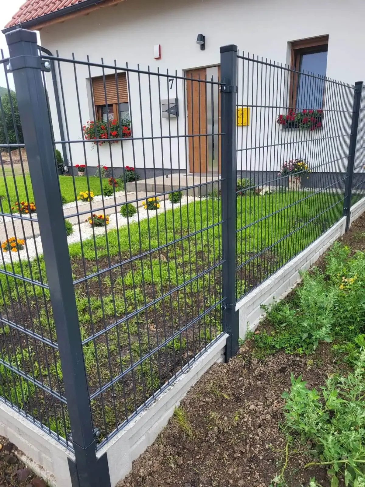 Ogrodzenie panelowe 3D z podmurowka i tasma Lubawka 01