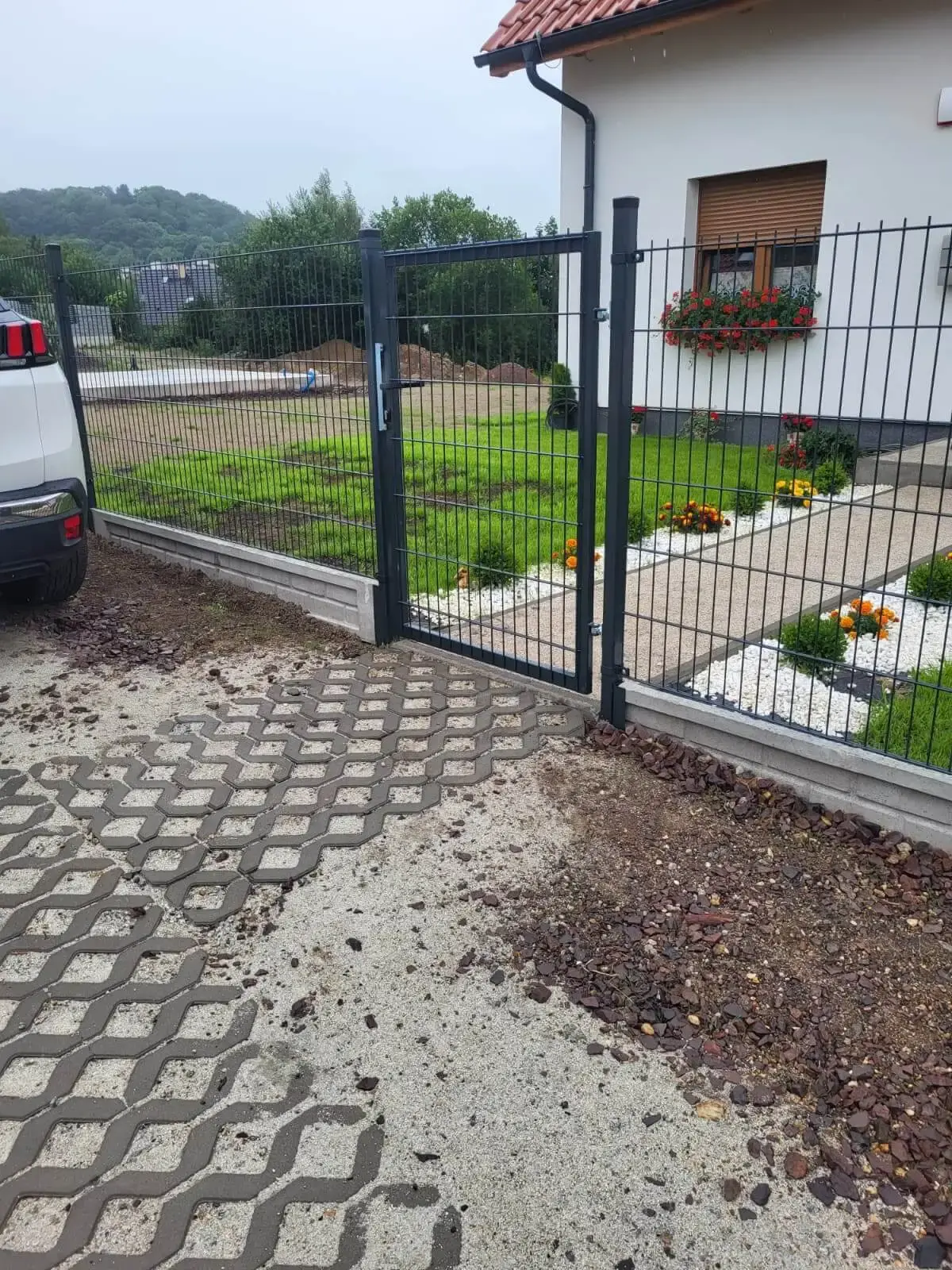 Ogrodzenie panelowe 3D z podmurowka i tasma Lubawka 02