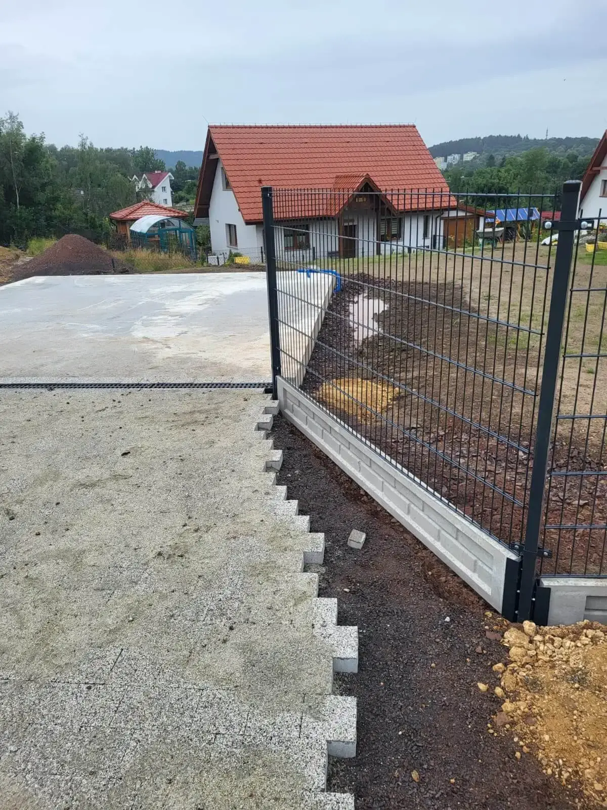 Ogrodzenie panelowe 3D z podmurowka i tasma Lubawka 03