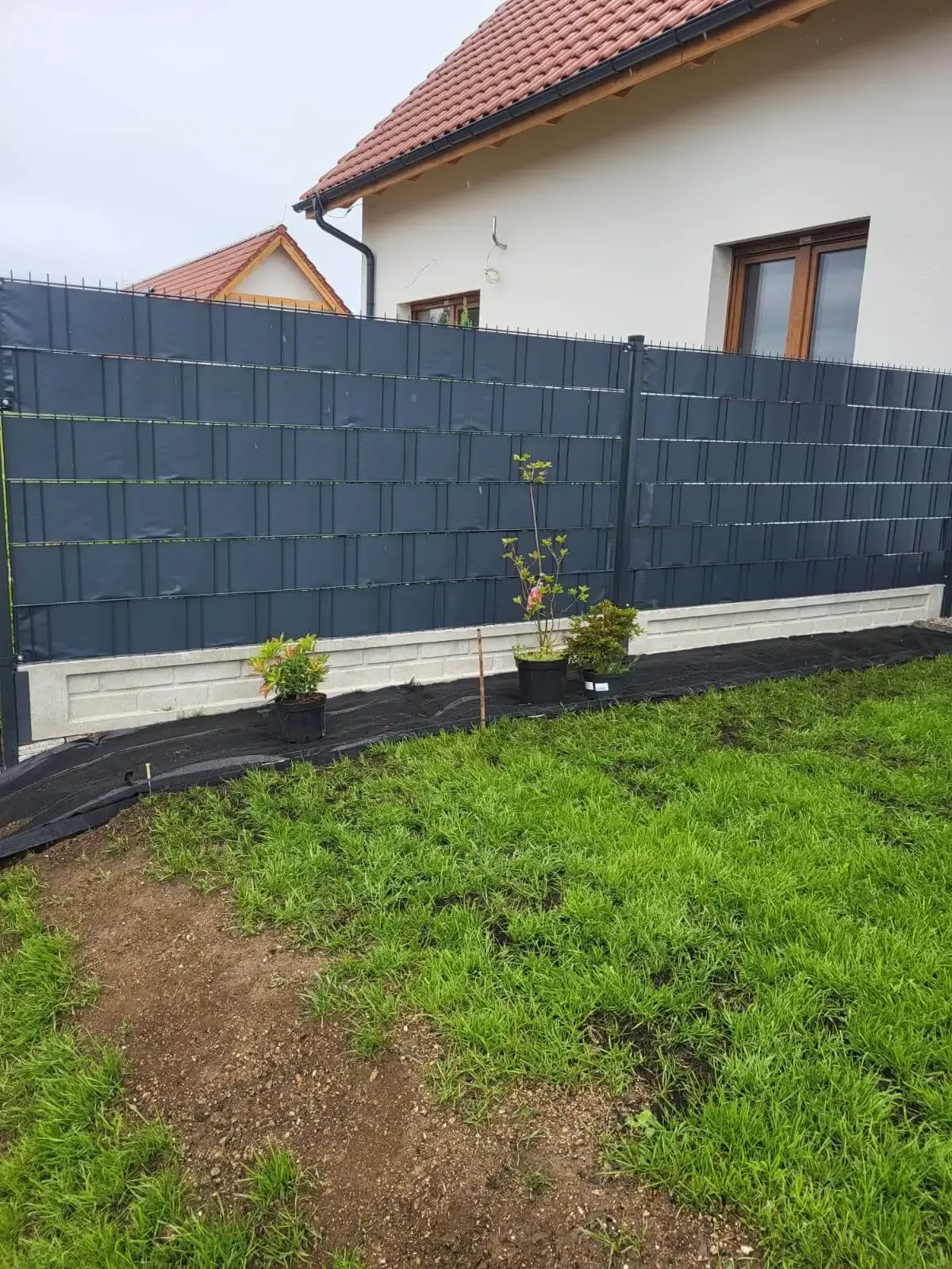 Ogrodzenie panelowe 3D z podmurowka i tasma Lubawka 04