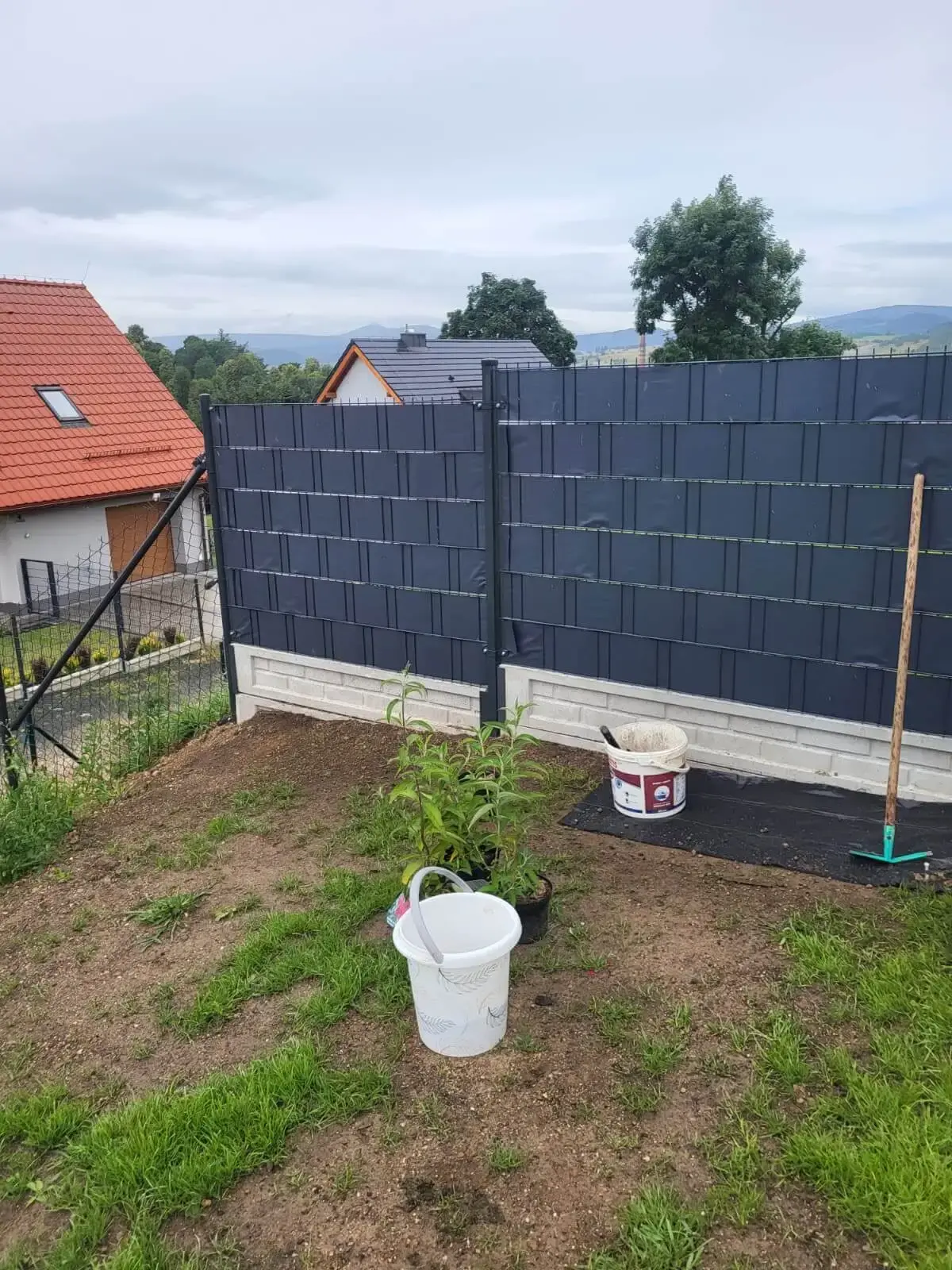 Ogrodzenie panelowe 3D z podmurowka i tasma Lubawka 05