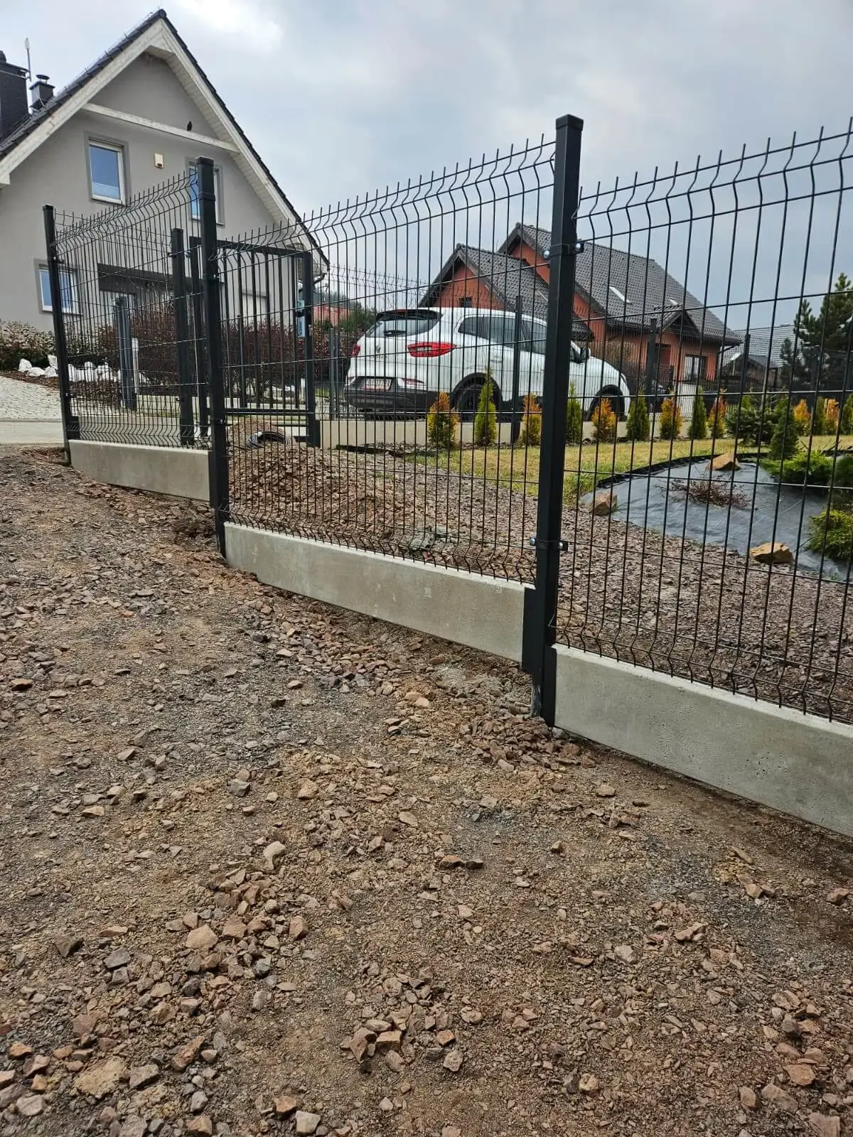 Ogrodzenie panelowe z podmurowka Czarny Bor 01