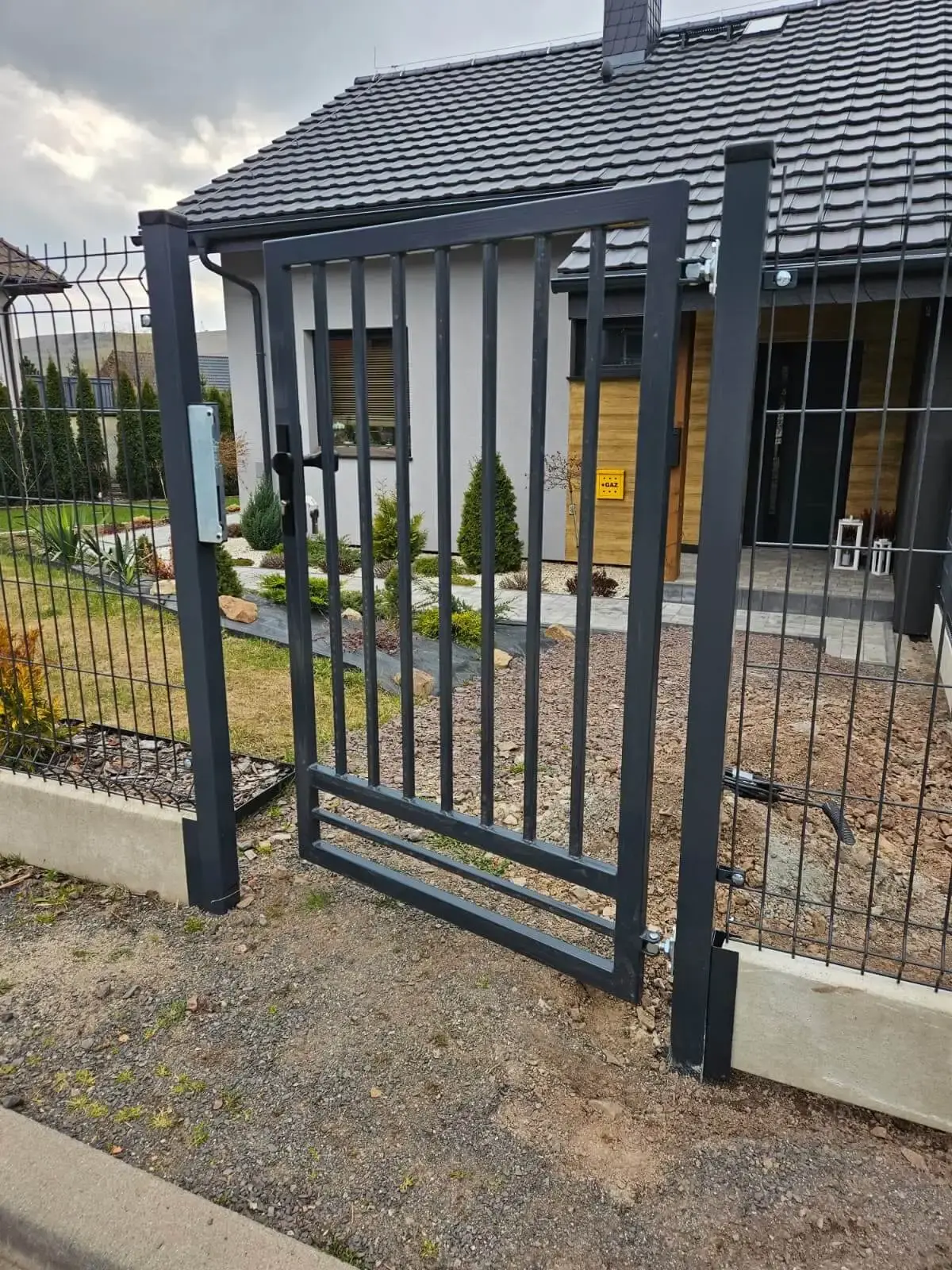 Ogrodzenie panelowe z podmurowka Czarny Bor 05