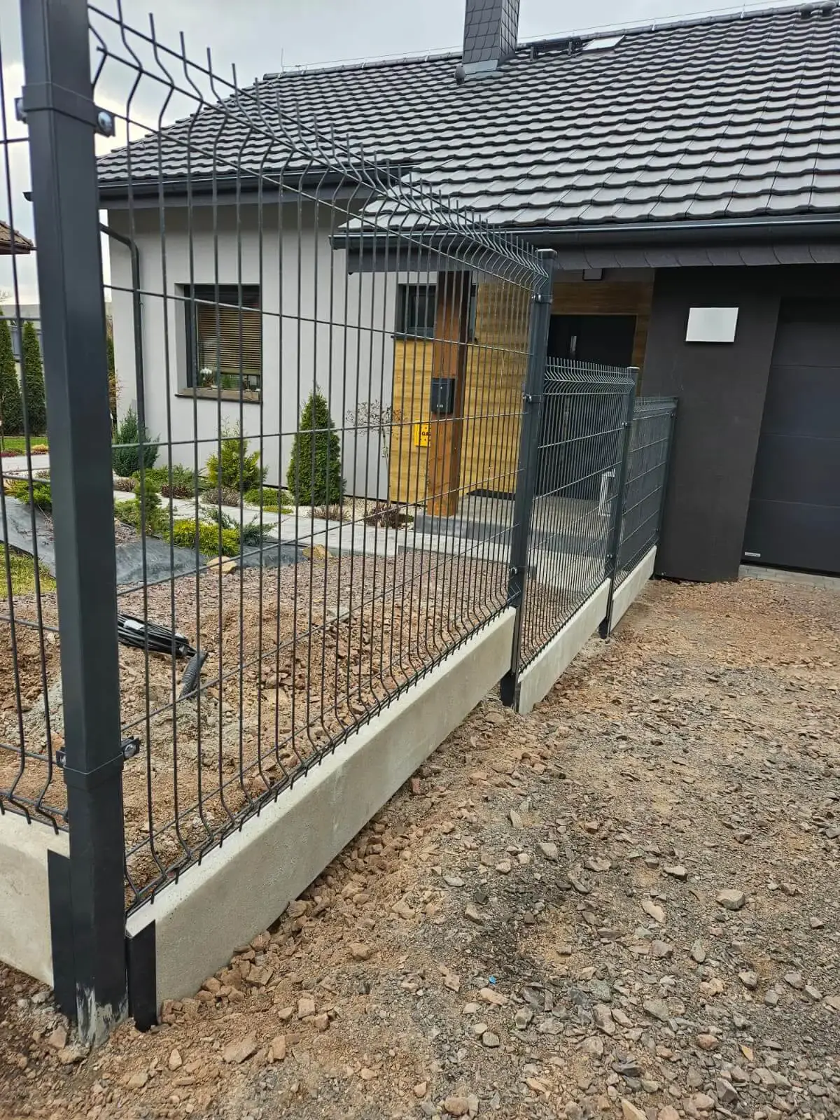 Ogrodzenie panelowe z podmurowka Czarny Bor 06