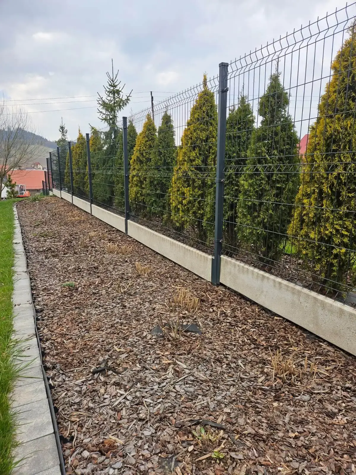 Ogrodzenie panelowe z podmurowka Czarny Bor 07