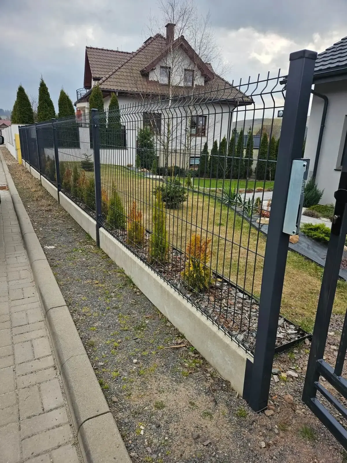 Ogrodzenie panelowe z podmurowka Czarny Bor 08