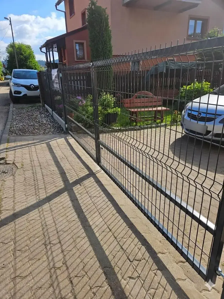 Ogrodzenie panelowe z podmurowka systemowa Lubawka 02
