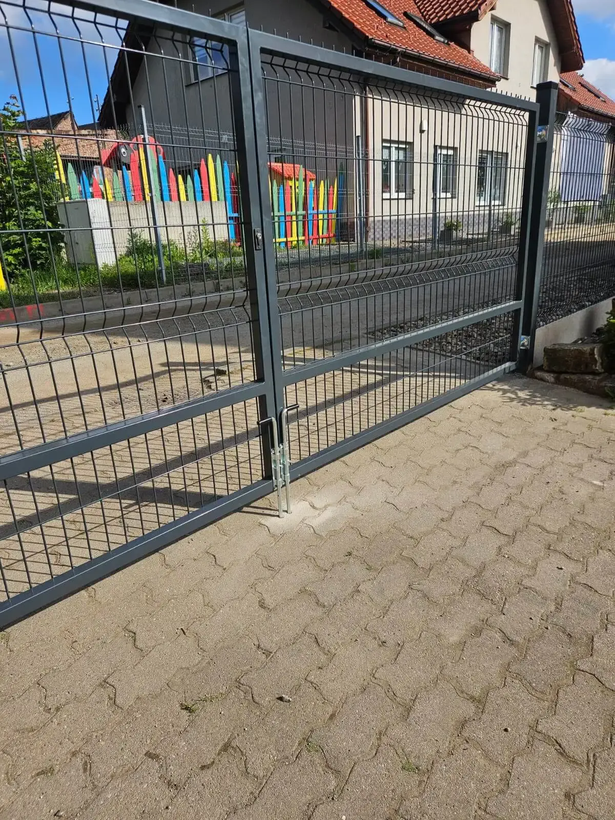 Ogrodzenie panelowe z podmurowka systemowa Lubawka 03
