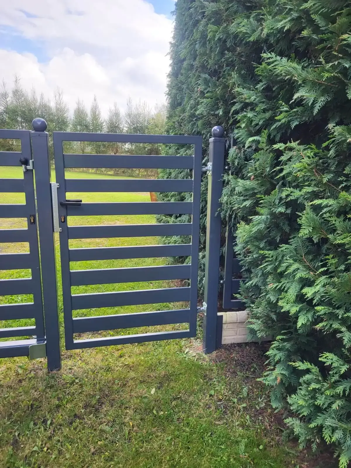 Ogrodzenie posesji z brama przesuwna z profili Walbrzych 01