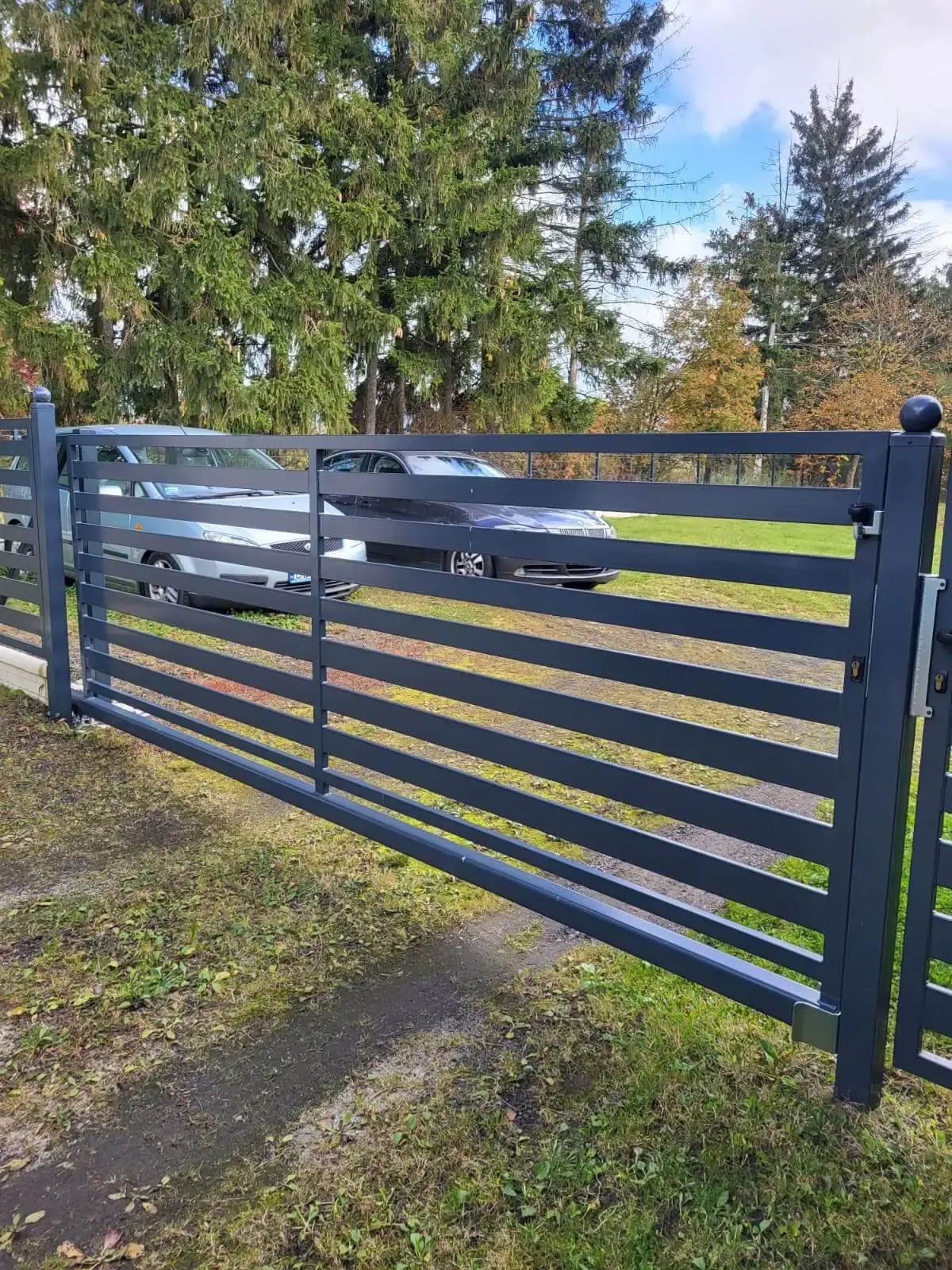 Ogrodzenie posesji z brama przesuwna z profili Walbrzych 02