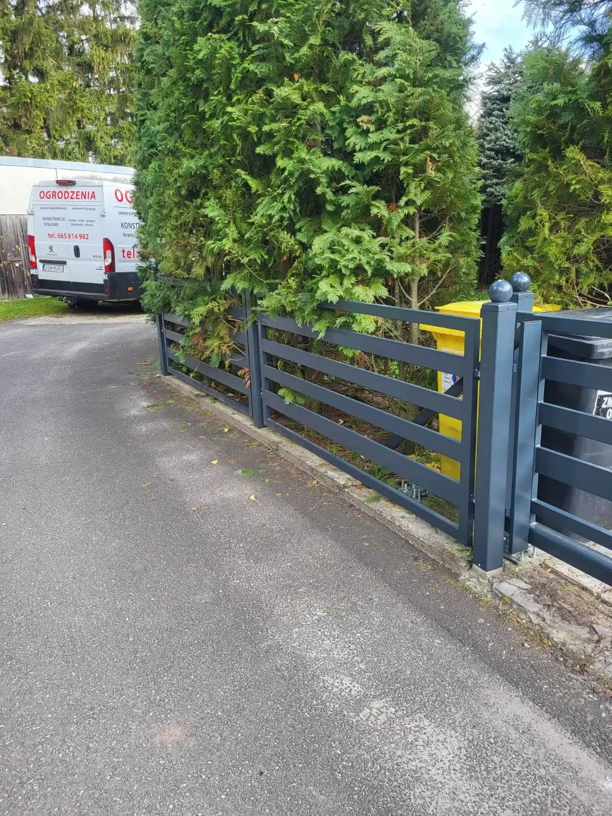 Ogrodzenie posesji z brama przesuwna z profili Walbrzych 03
