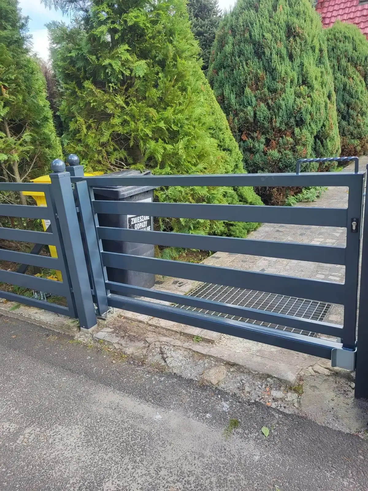 Ogrodzenie posesji z brama przesuwna z profili Walbrzych 04