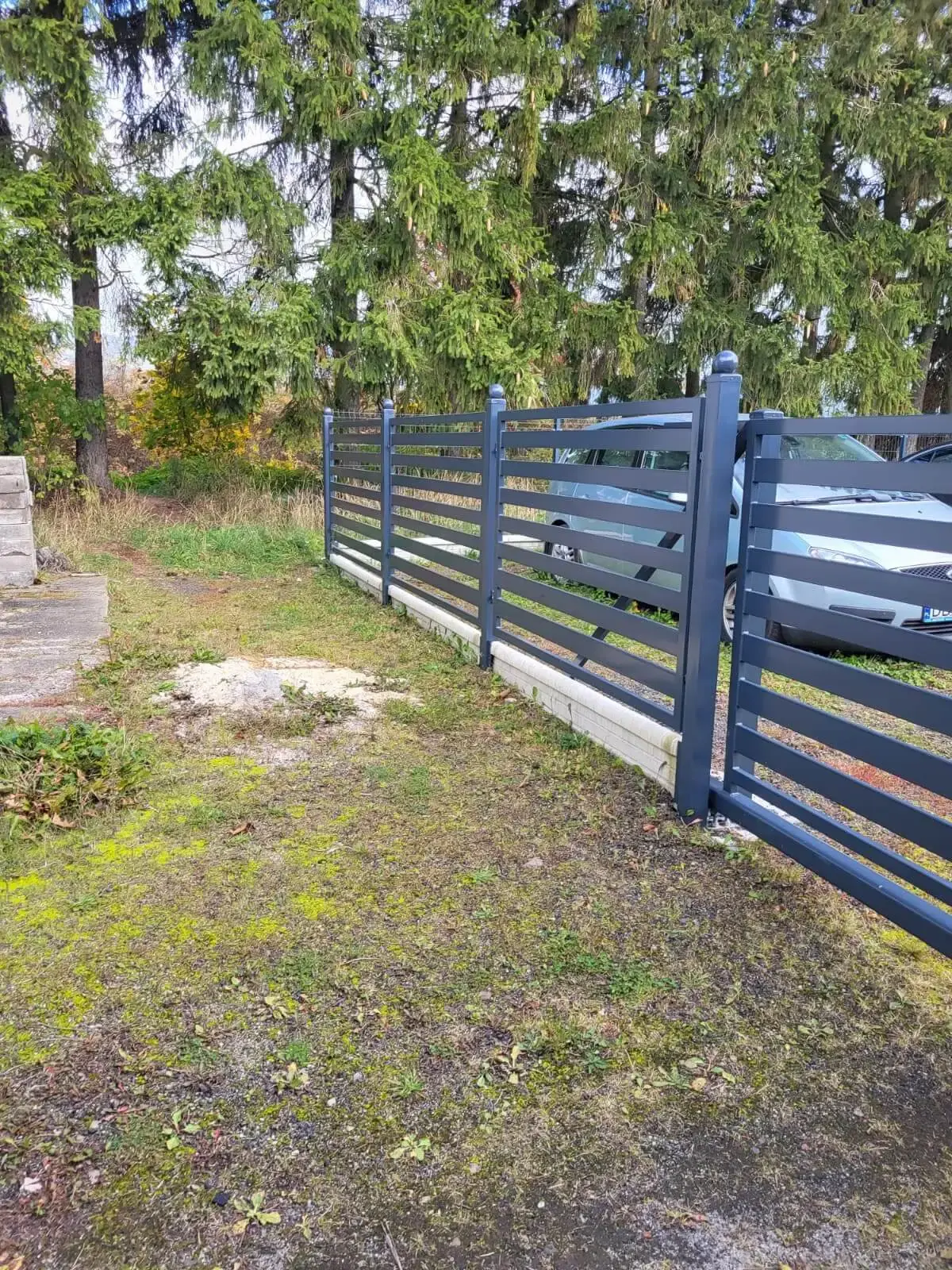 Ogrodzenie posesji z brama przesuwna z profili Walbrzych 05