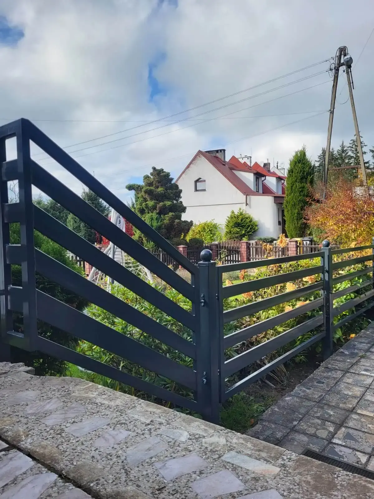 Ogrodzenie posesji z brama przesuwna z profili Walbrzych 06