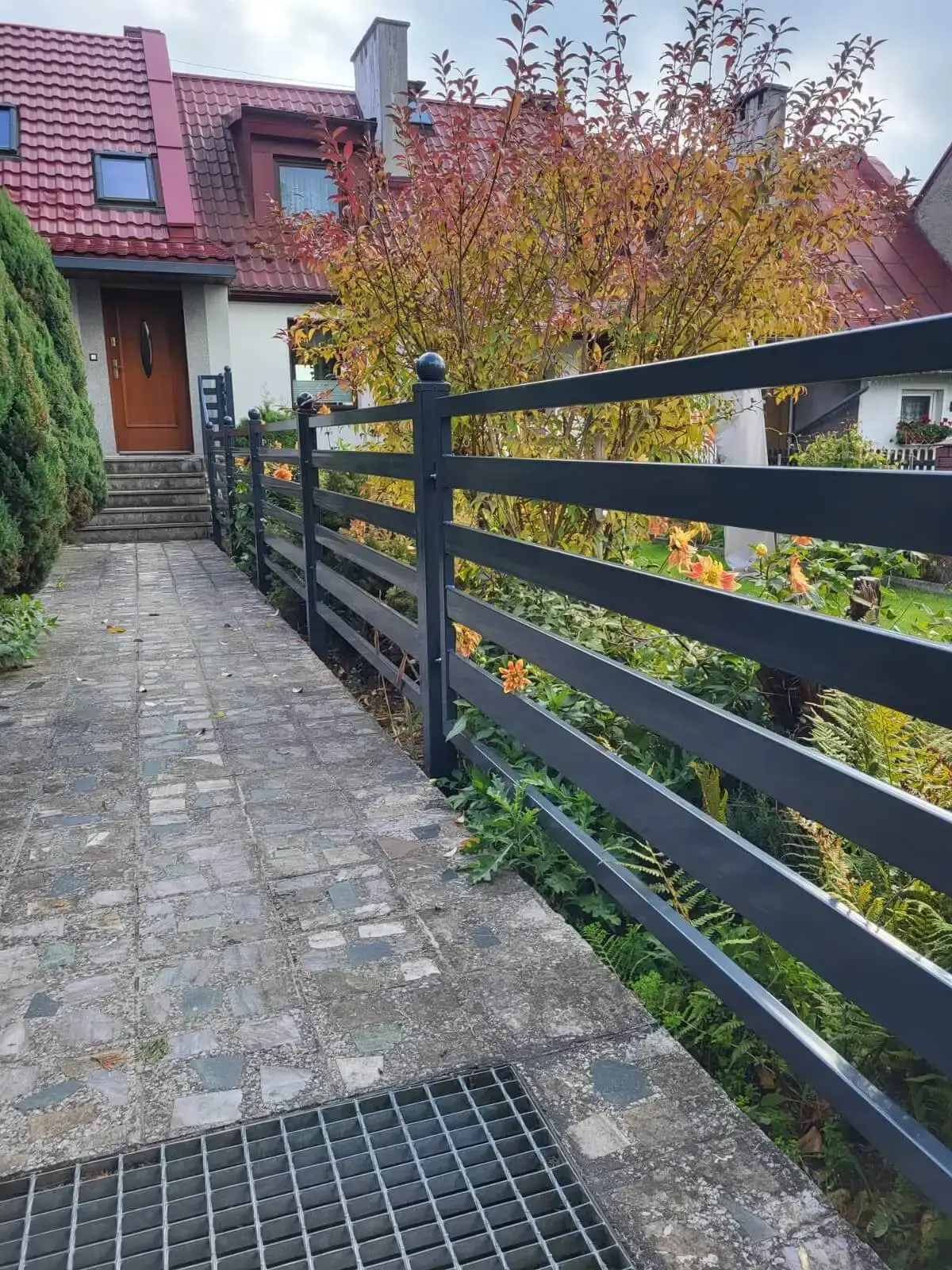 Ogrodzenie posesji z brama przesuwna z profili Walbrzych 08