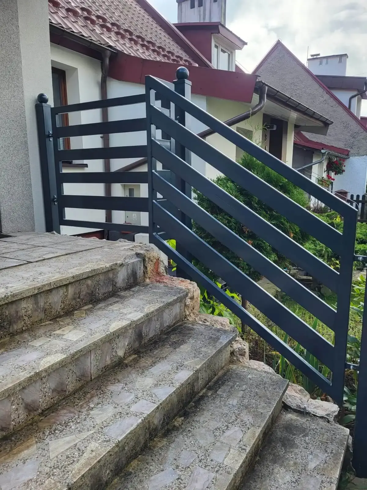 Ogrodzenie posesji z brama przesuwna z profili Walbrzych 09