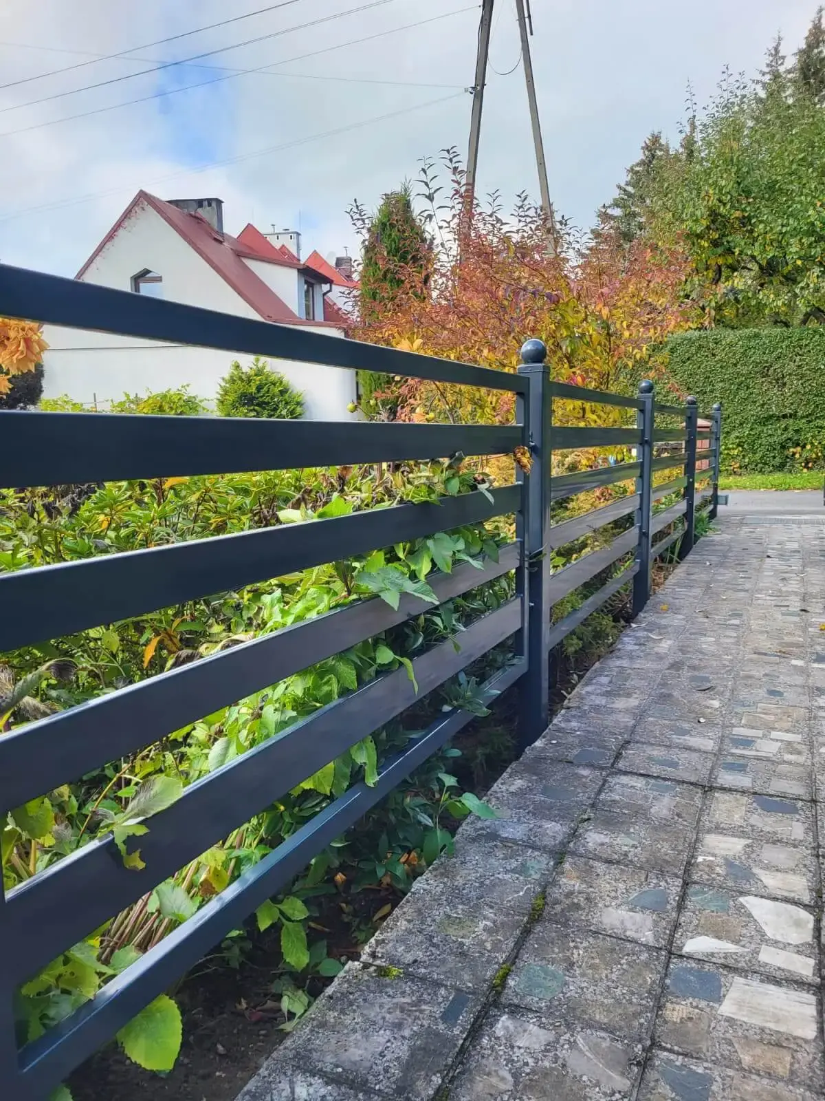 Ogrodzenie posesji z brama przesuwna z profili Walbrzych 10
