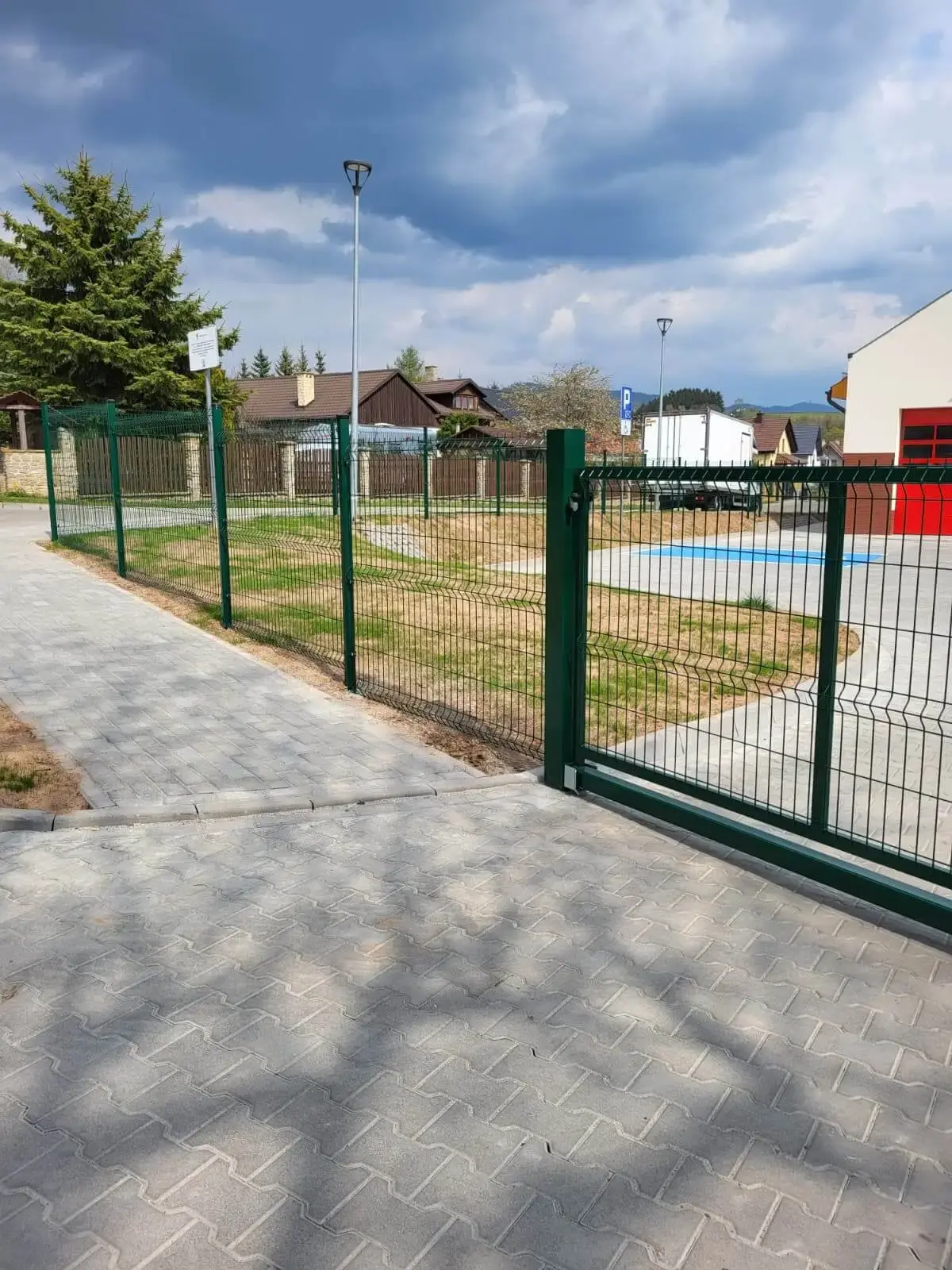 Ogrodzenie z paneli 3D z automatyczna brama Mieroszow 01