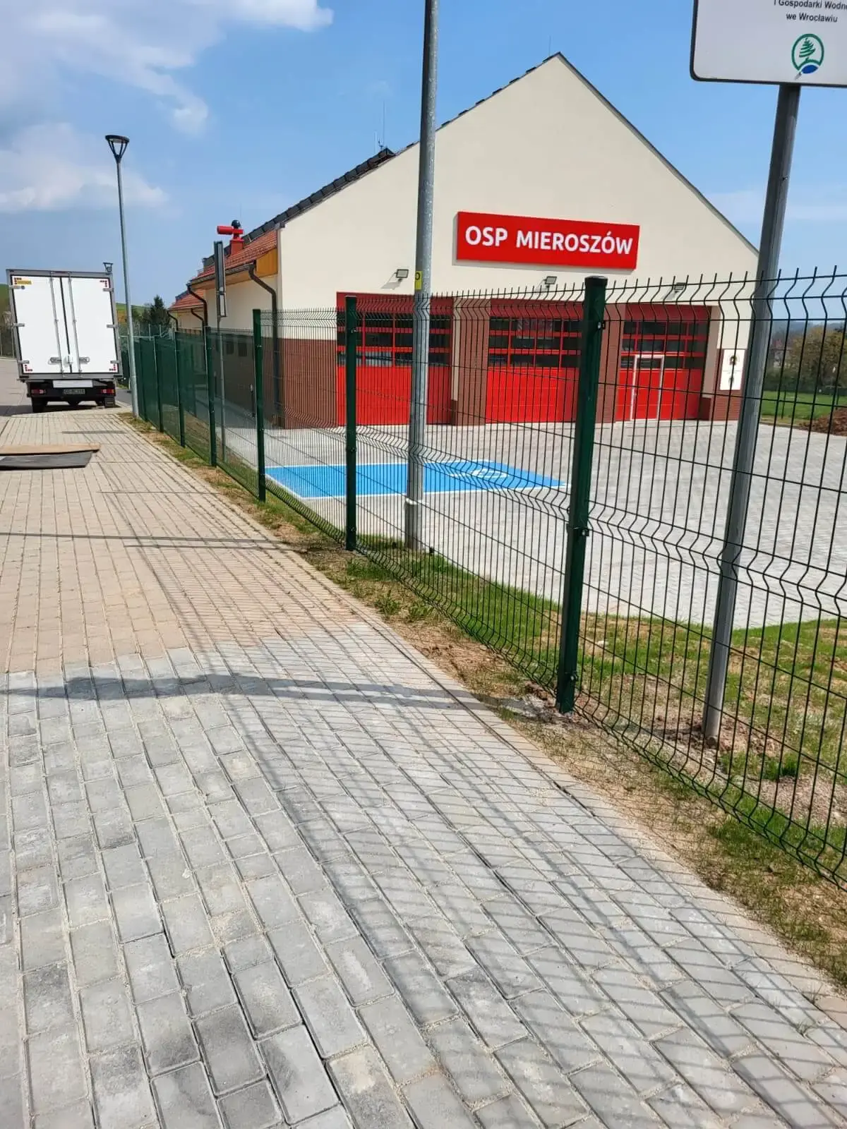 Ogrodzenie z paneli 3D z automatyczna brama Mieroszow 02