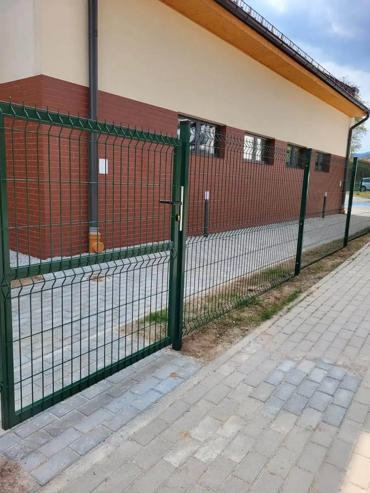 Ogrodzenie z paneli 3D z automatyczna brama Mieroszow 04