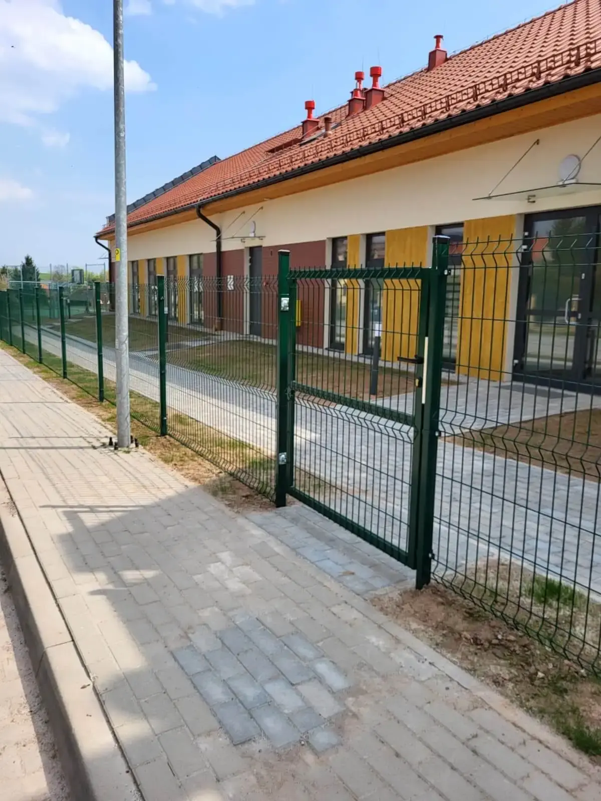 Ogrodzenie z paneli 3D z automatyczna brama Mieroszow 05