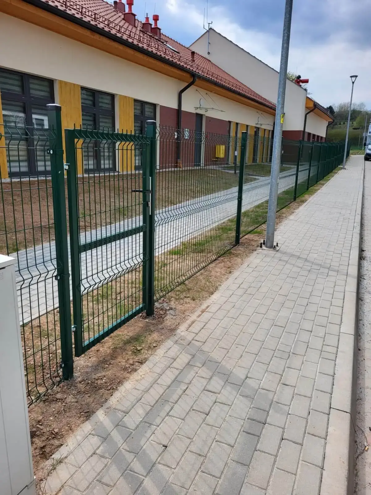 Ogrodzenie z paneli 3D z automatyczna brama Mieroszow 06