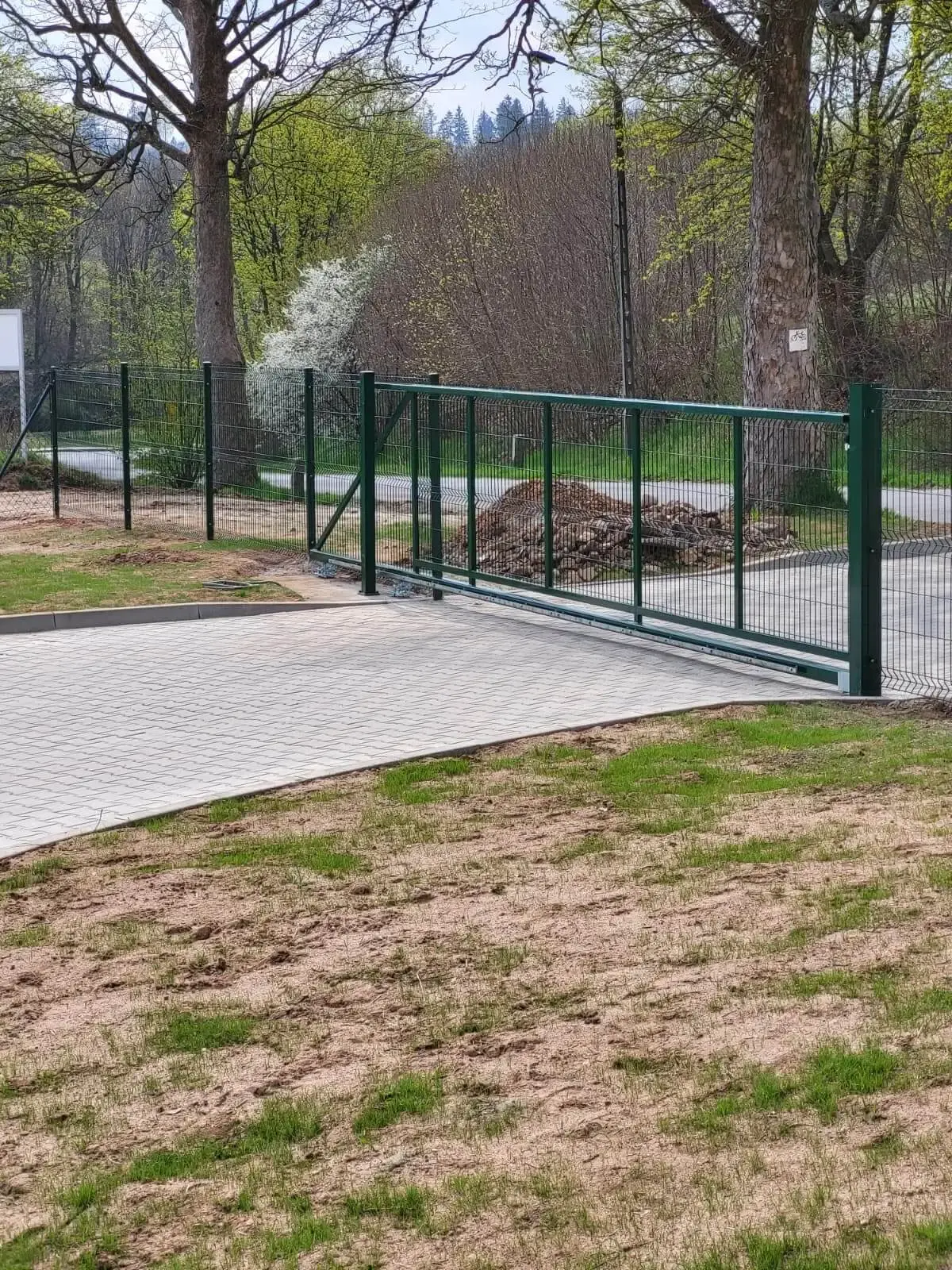 Ogrodzenie z paneli 3D z automatyczna brama Mieroszow 09