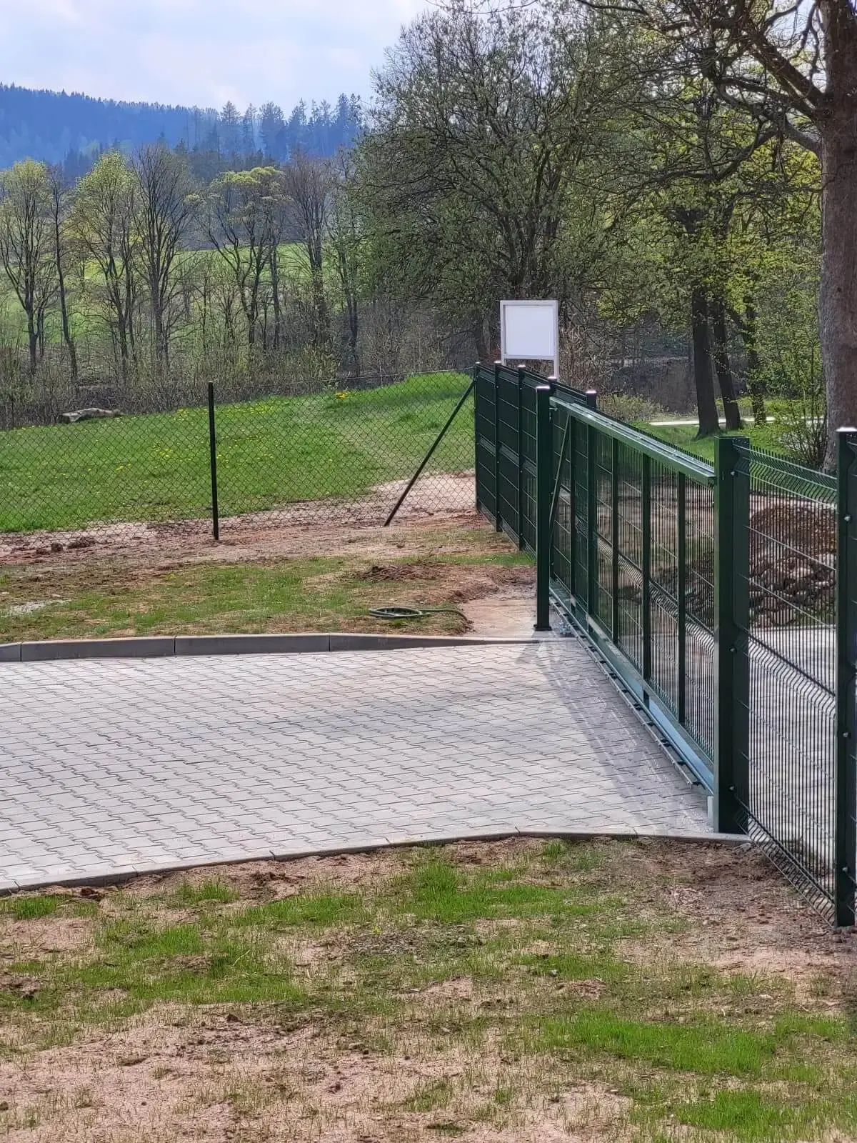 Ogrodzenie z paneli 3D z automatyczna brama Mieroszow 10