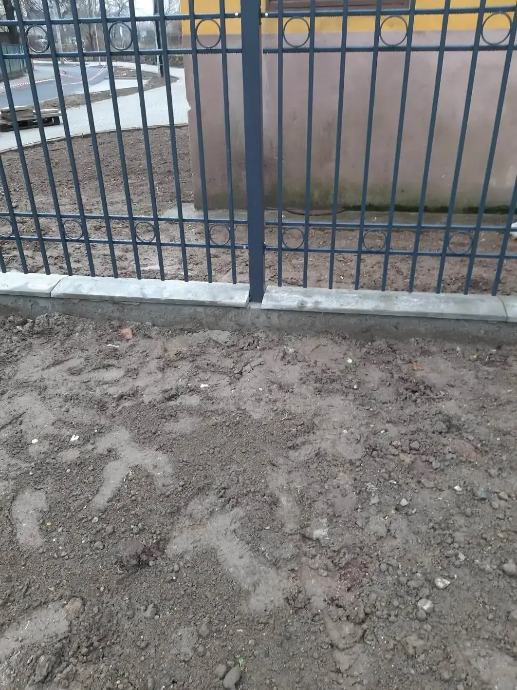 Ogrodzenie z profili pionowych 20x20 mieroszow 06