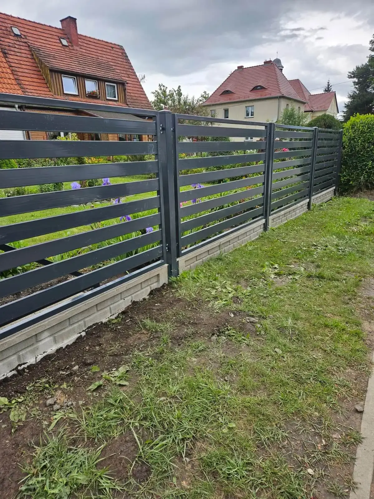 Ogrodzenie z profili poziomych 100x20 Czarny Bor 02