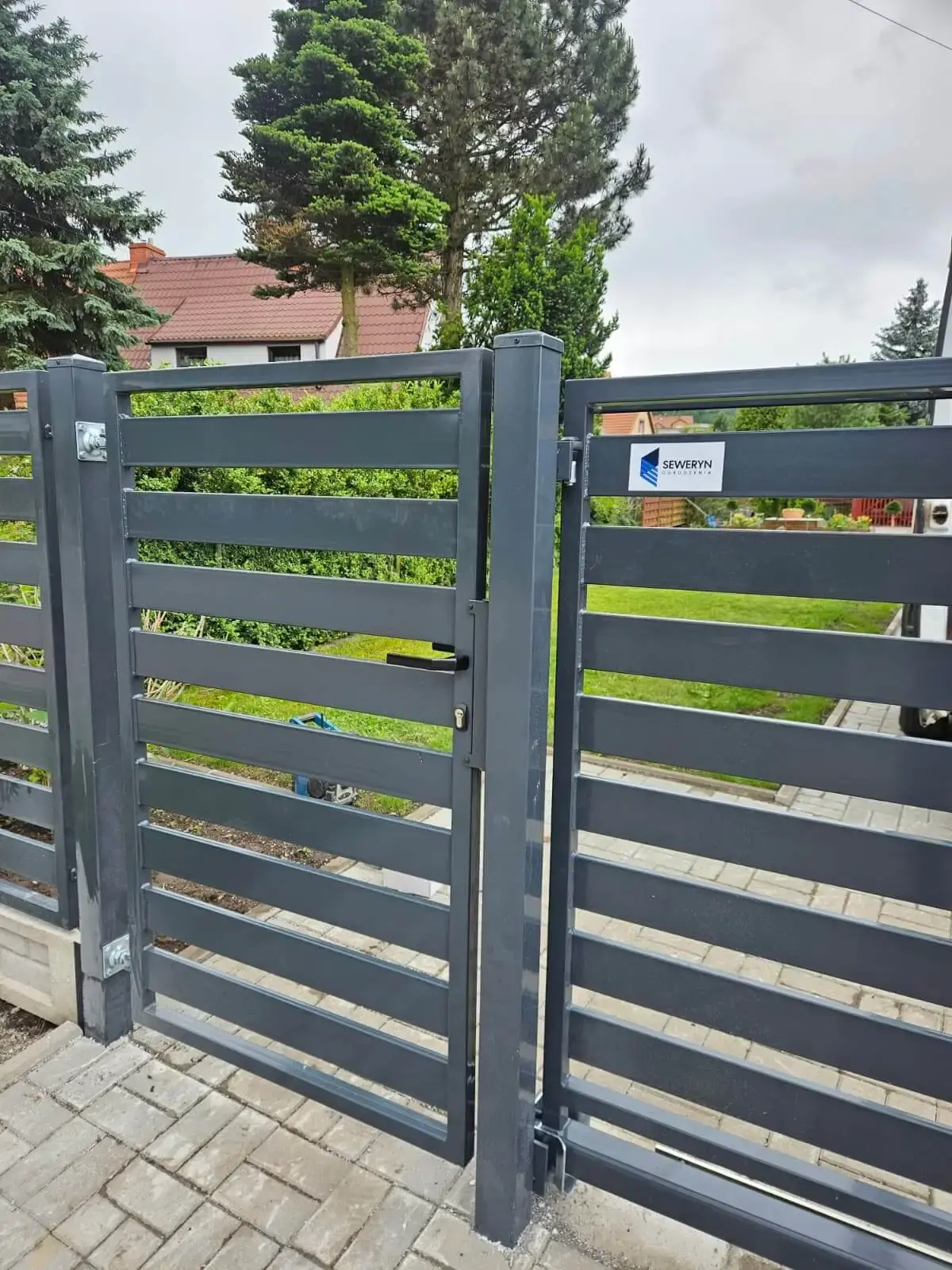 Ogrodzenie z profili poziomych 100x20 Czarny Bor 05