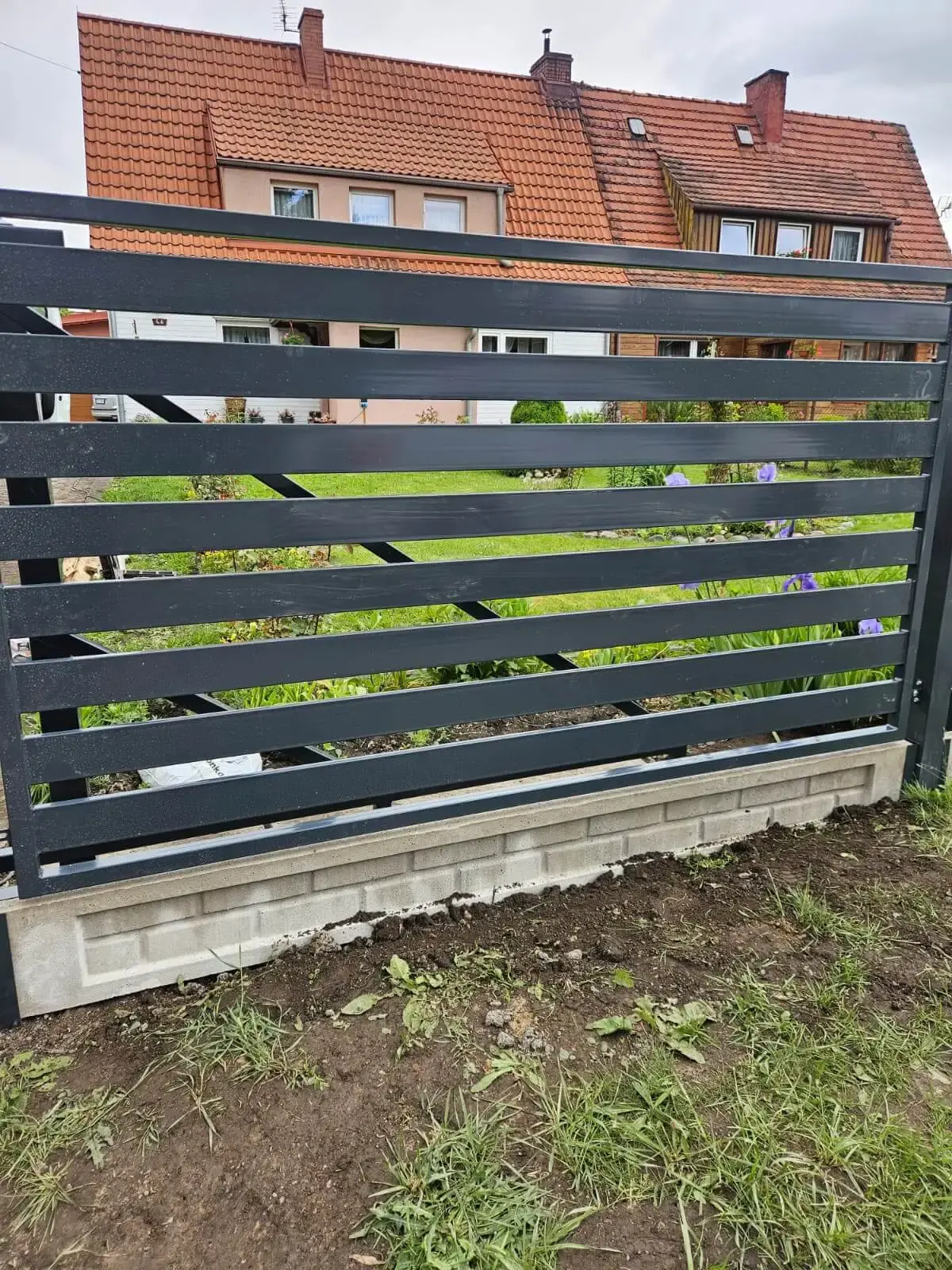 Ogrodzenie z profili poziomych 100x20 Czarny Bor 06