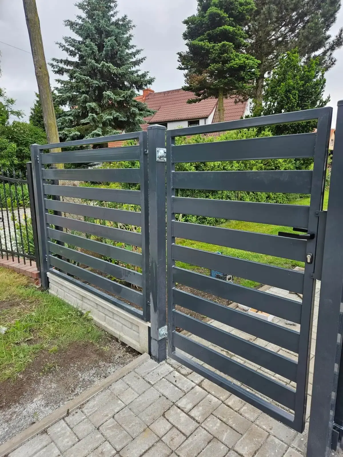 Ogrodzenie z profili poziomych 100x20 Czarny Bor 08