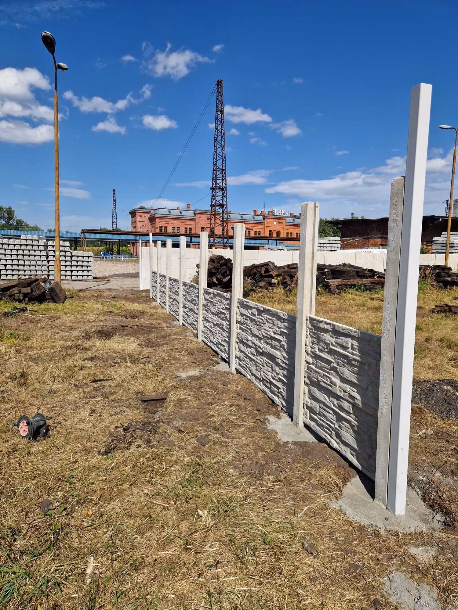 Wytrzymale ogrodzenie betonowe z prefabrykow realizacja Dolny Slask 01