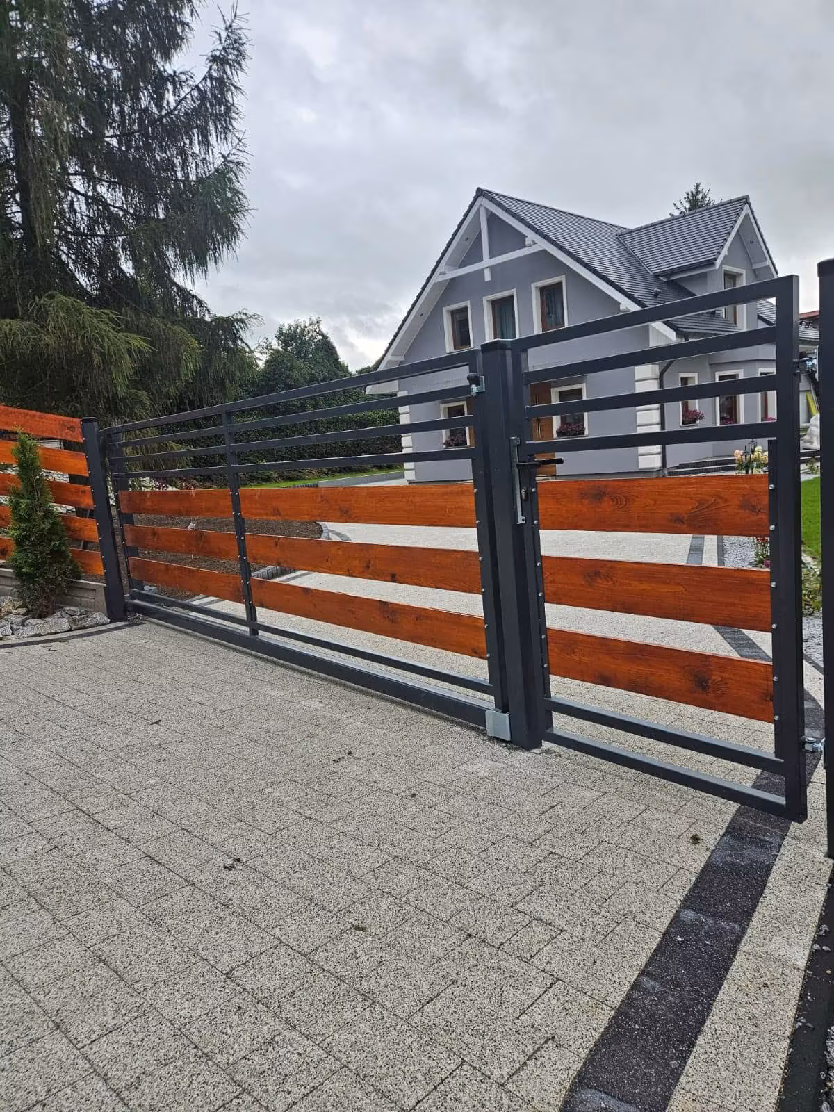 Brama przesuwna z furtka wypelnienie drewno 01