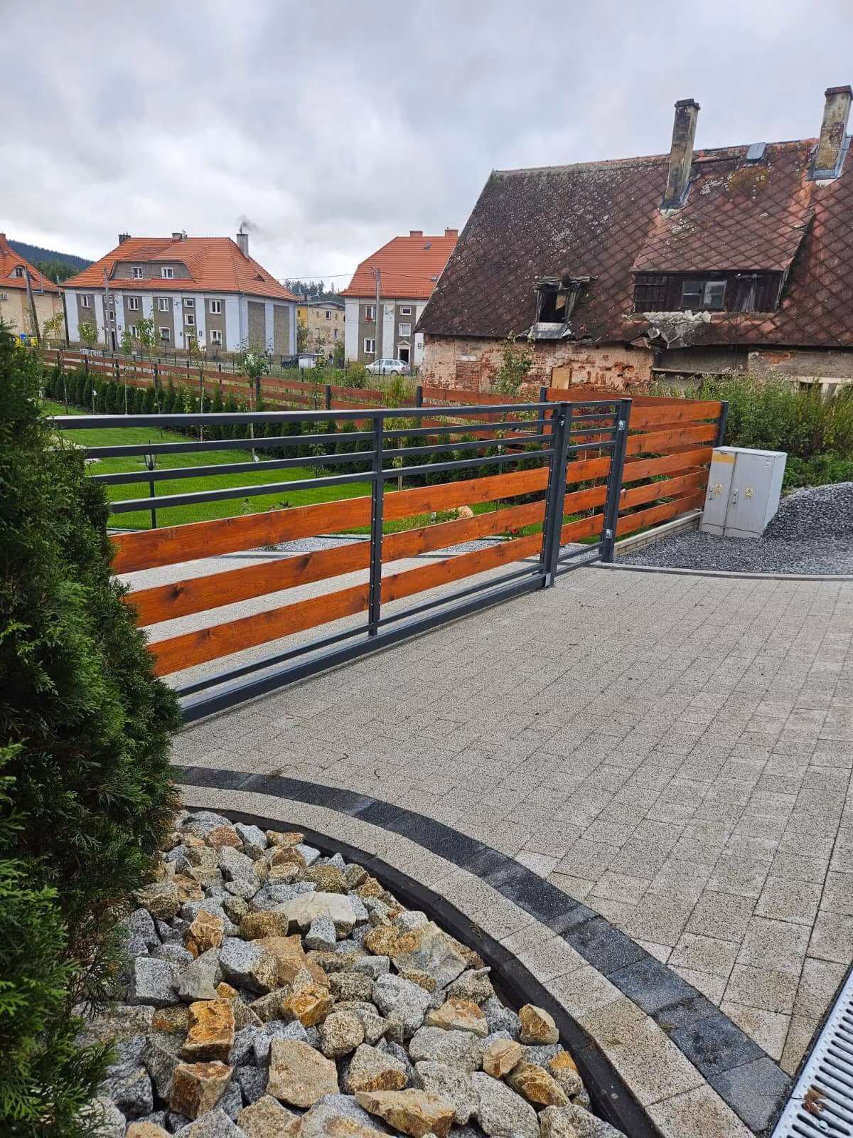 Brama przesuwna z furtka wypelnienie drewno 04