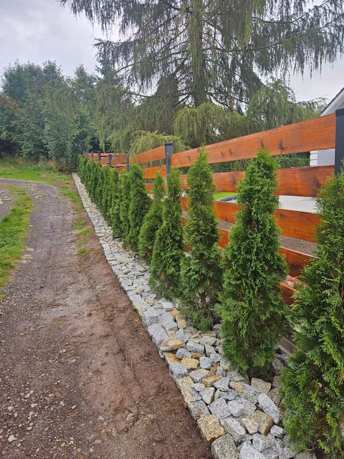 Brama przesuwna z furtka wypelnienie drewno 05