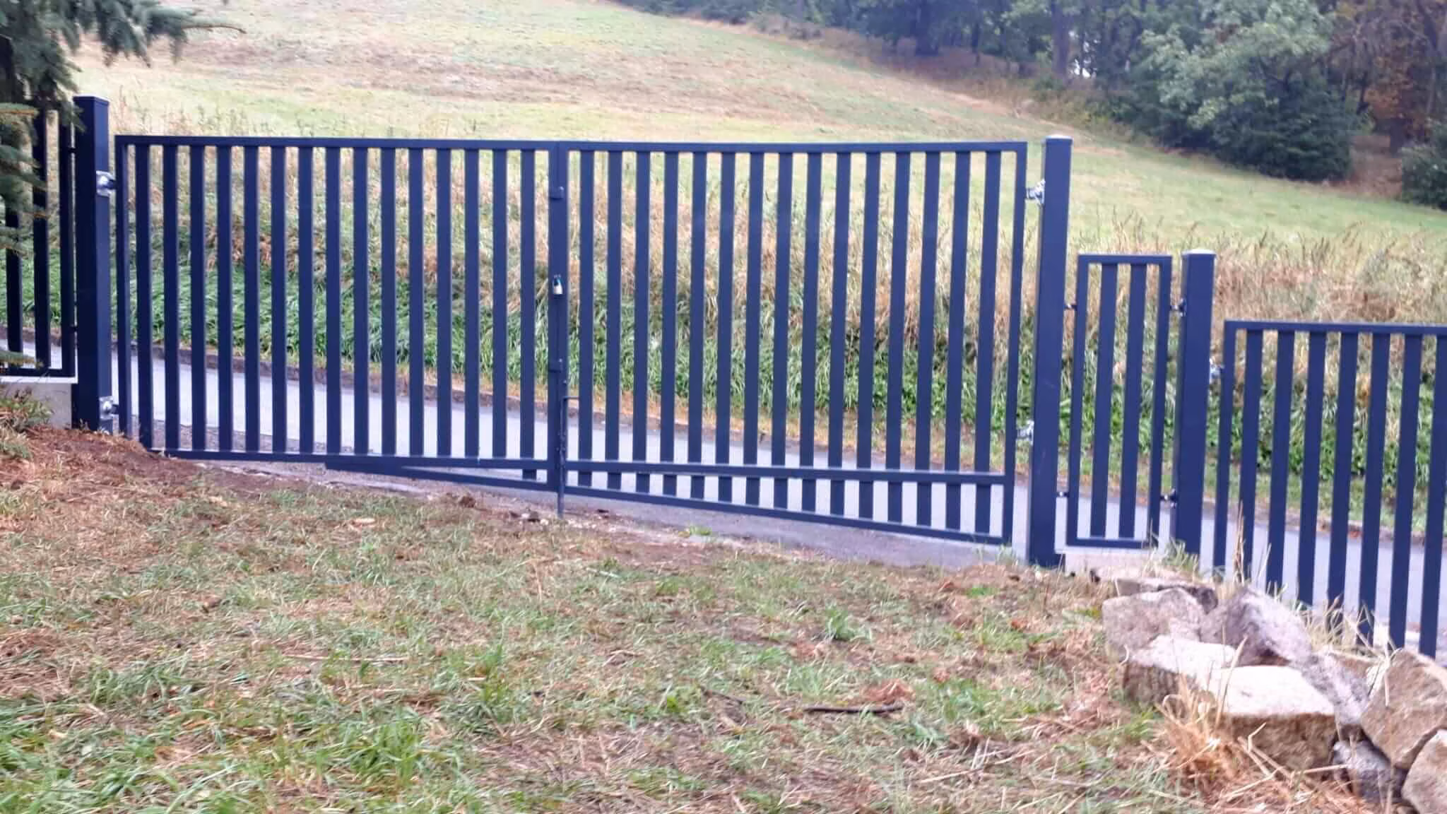 Kaskadowa harmonia antracytu nowoczesne ogrodzenie w walbrzychu 03