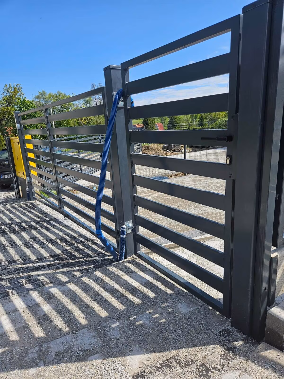 Minimalistyczne ogrodzenie stalowe dla domu jednorodzinnego Walbrzych03