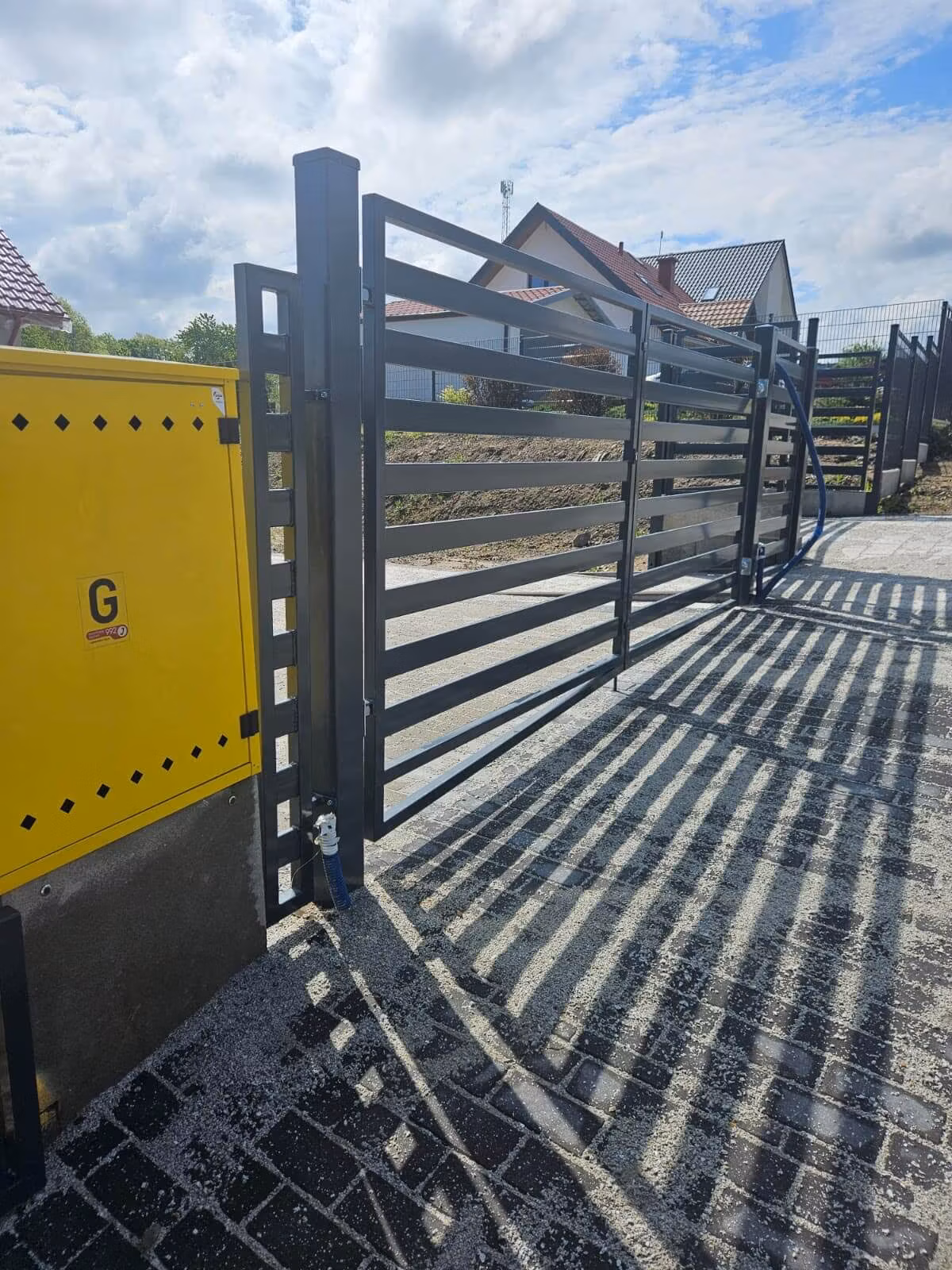 Minimalistyczne ogrodzenie stalowe dla domu jednorodzinnego Walbrzych04