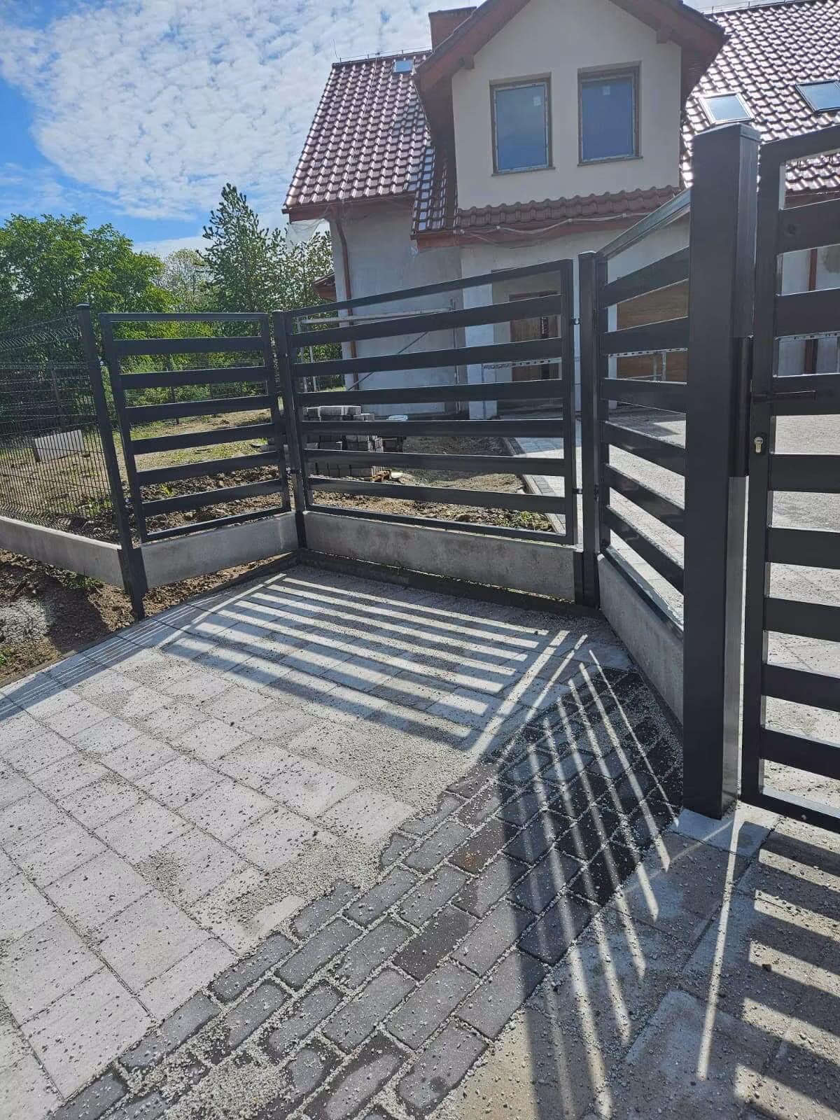 Minimalistyczne ogrodzenie stalowe dla domu jednorodzinnego Walbrzych05