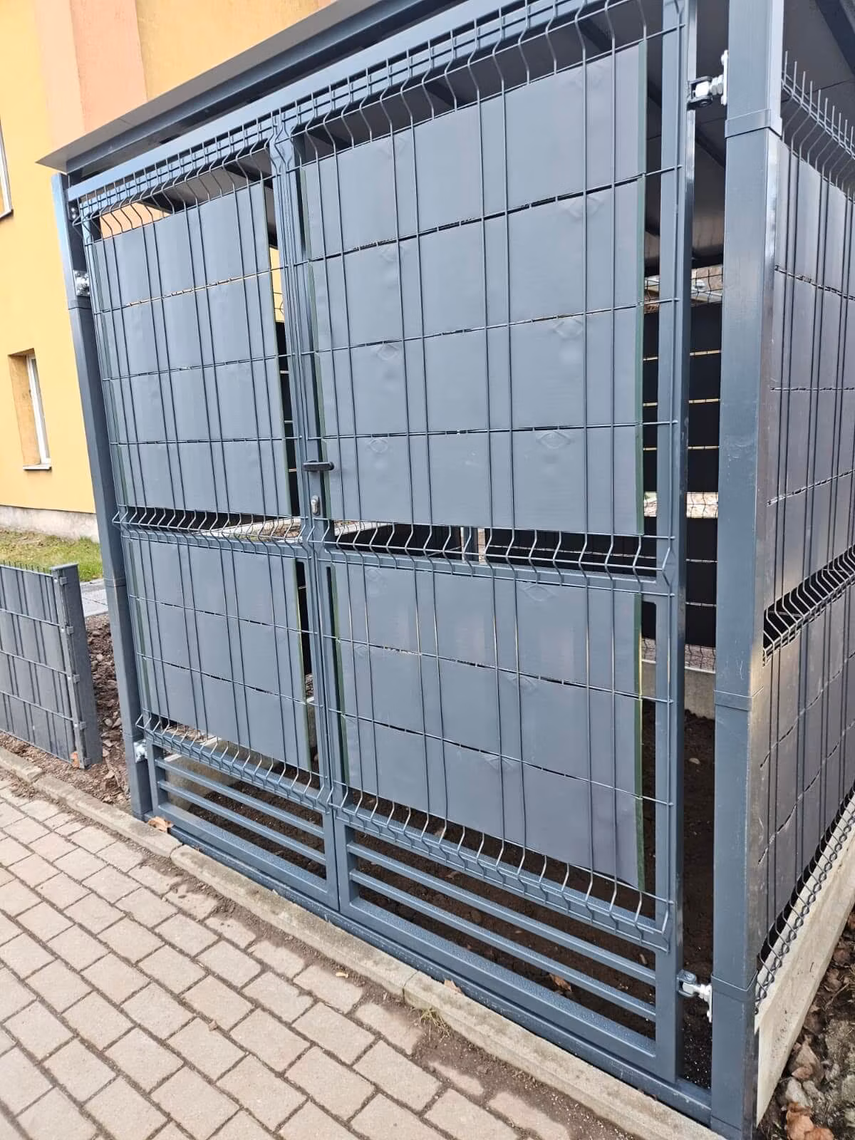 Nowoczesna funkcjonalna zabudowa smietnikowa w antracycie 03