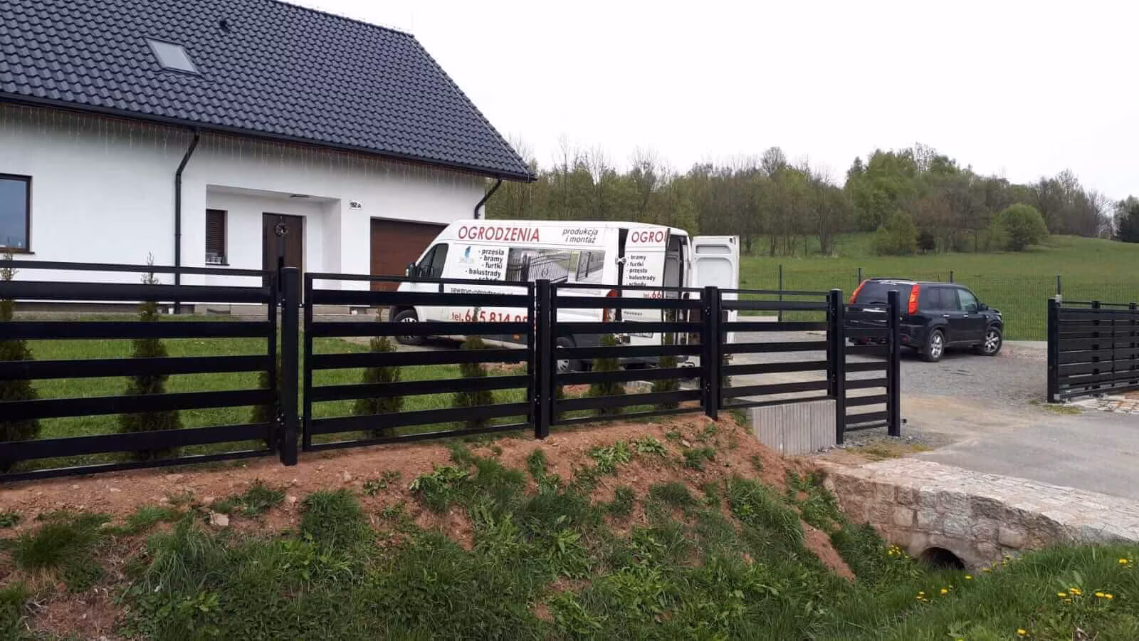 Stylowe ogrodzenie palisadowe z automatyczna brama 01